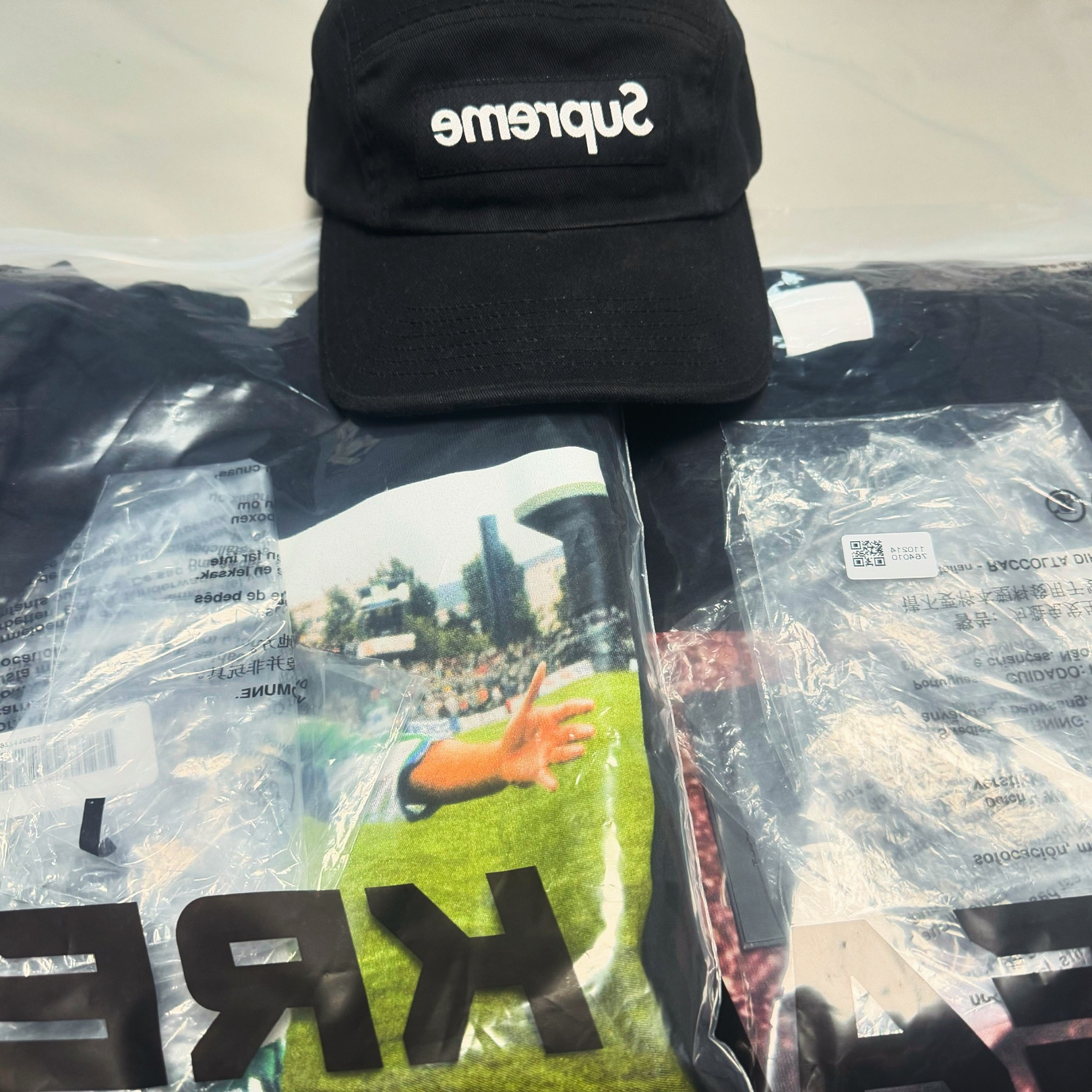 Supreme Maradona T-Shirt Black - 24SS, Supreme x MF Doom T-Shirt Black - 23FW 착용 스타일