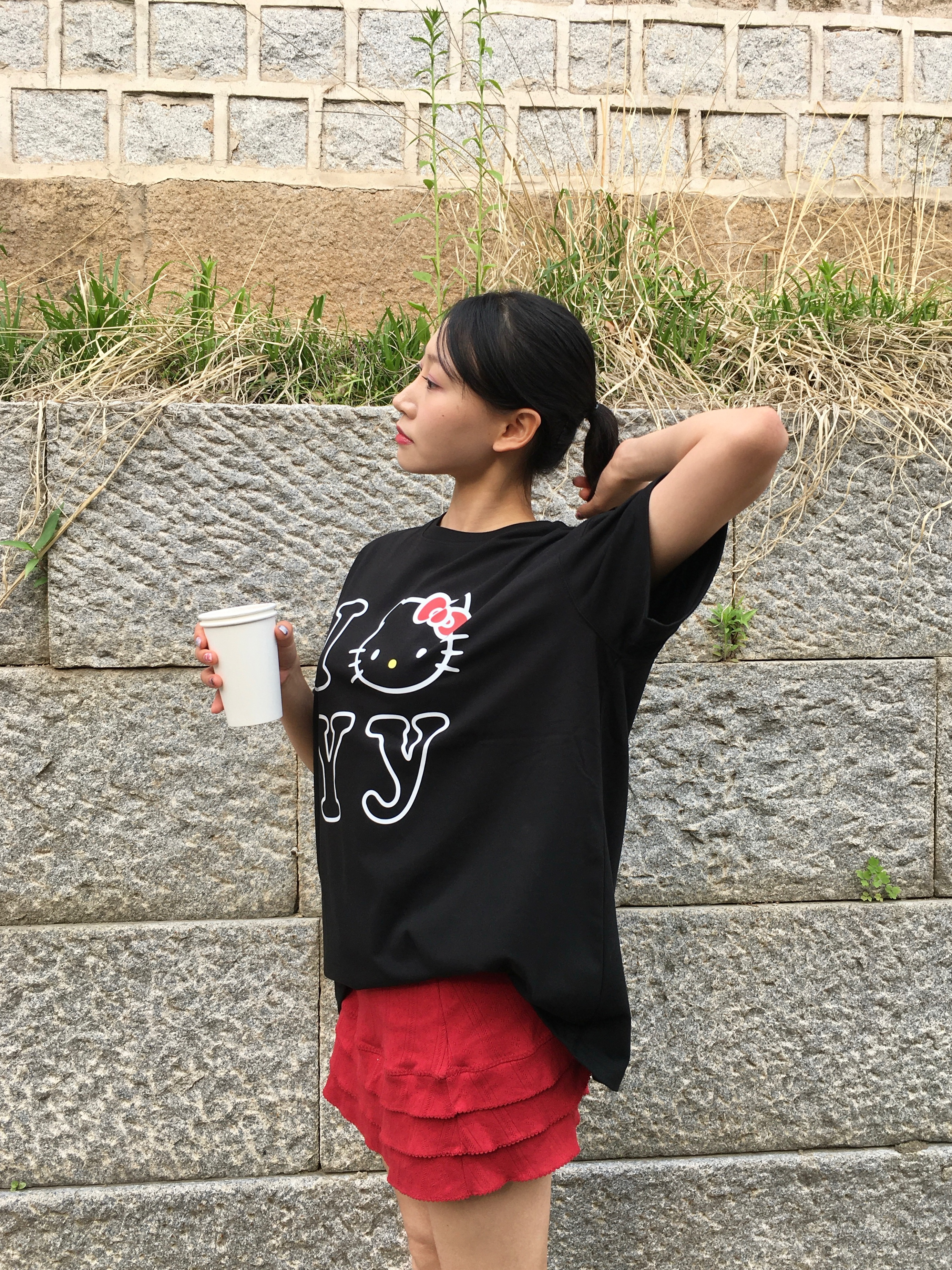 Open Yy x Hello Kitty T-Shirt Black 착용 스타일 - 1