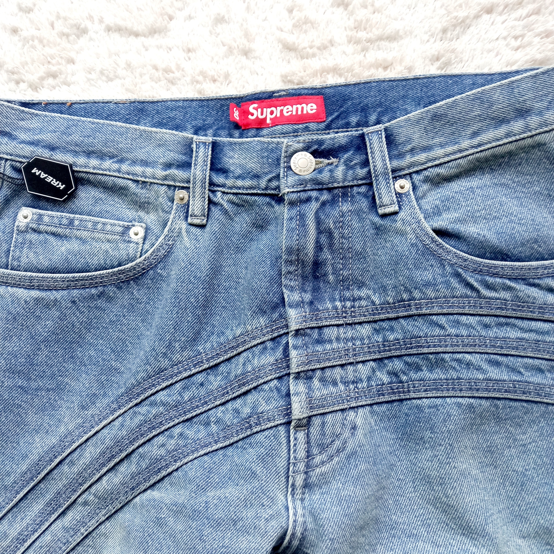 Supreme 2-Tone S Logo 6-Panel Washed Denim - 24SS, Supreme Seoul Box Logo T-Shirt White - 23FW 착용 스타일 - 9