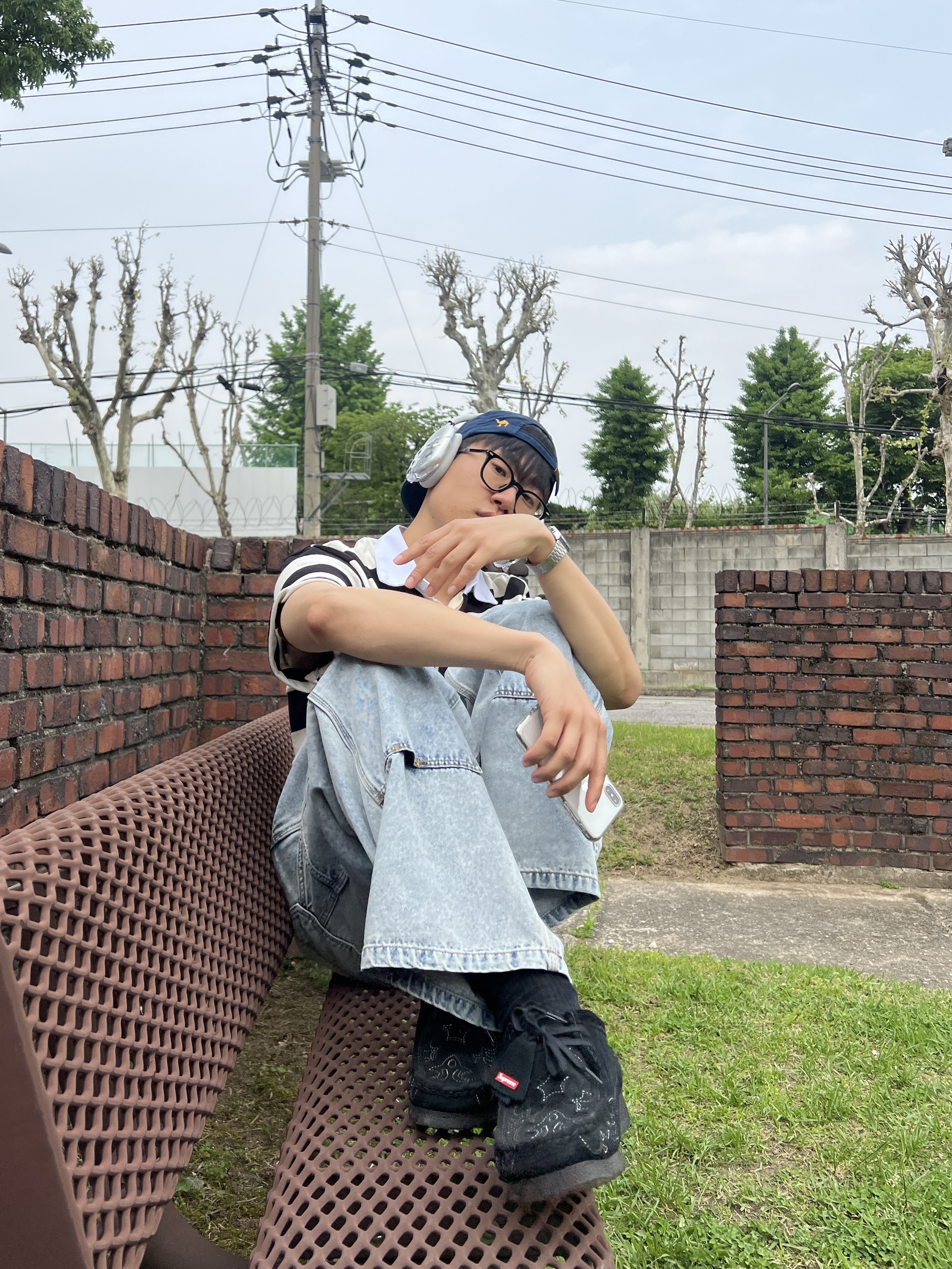 Clarks x Supreme Wallabee Black, Apple AirPods Max Lightning Silver (Korean Ver.) 착용 스타일 - 2
