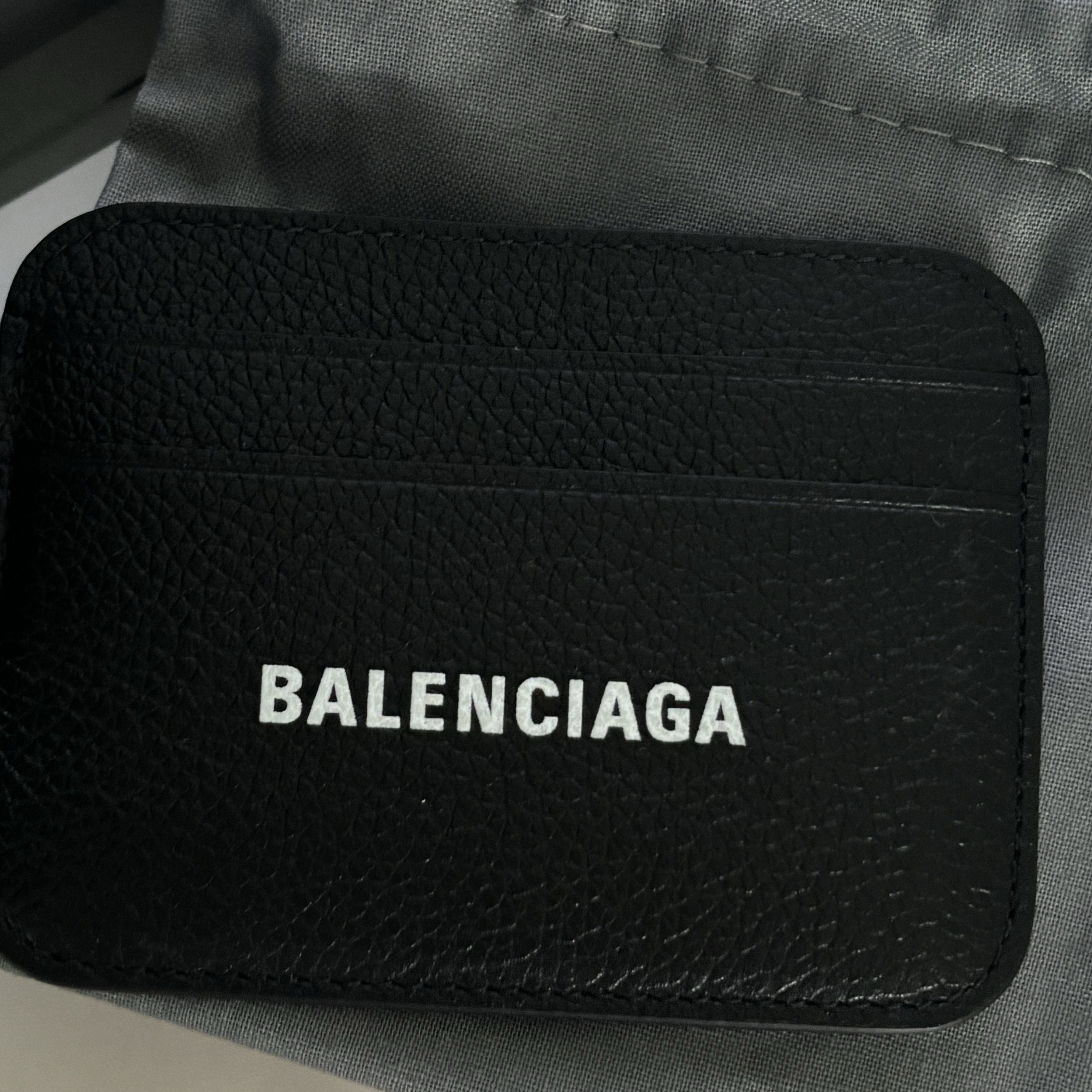 Balenciaga Grainy Leather Cash Card Holder Black 착용 스타일