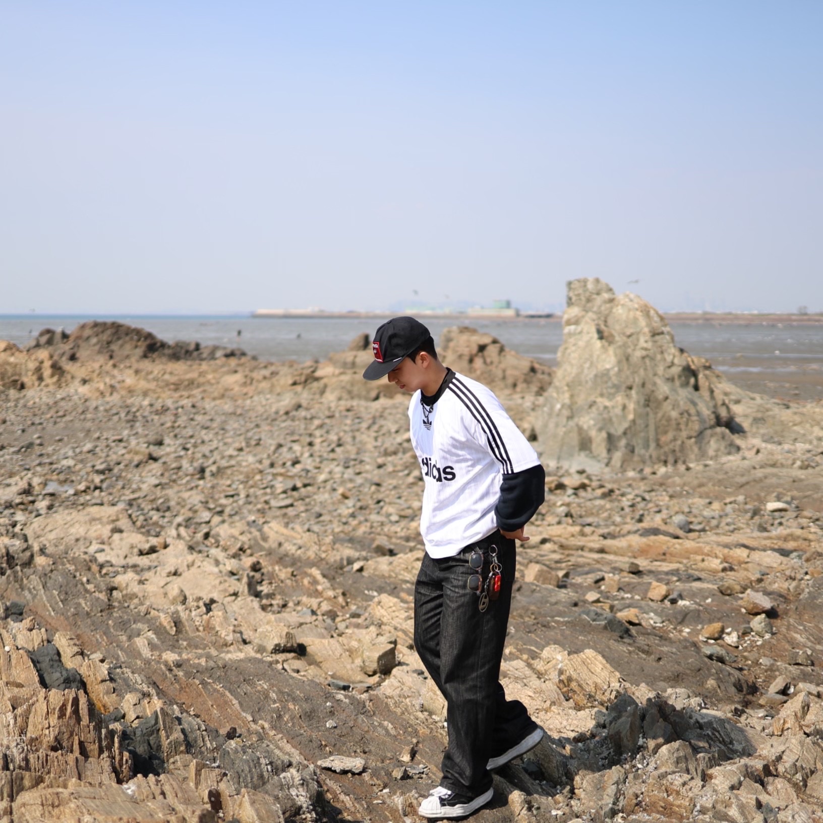 Adidas Adicolor T-Shirt White Black - KR Sizing, Maison Mihara Yasuhiro Blakey OG Sole Canvas Low-top Sneakers Black White 착용 스타일