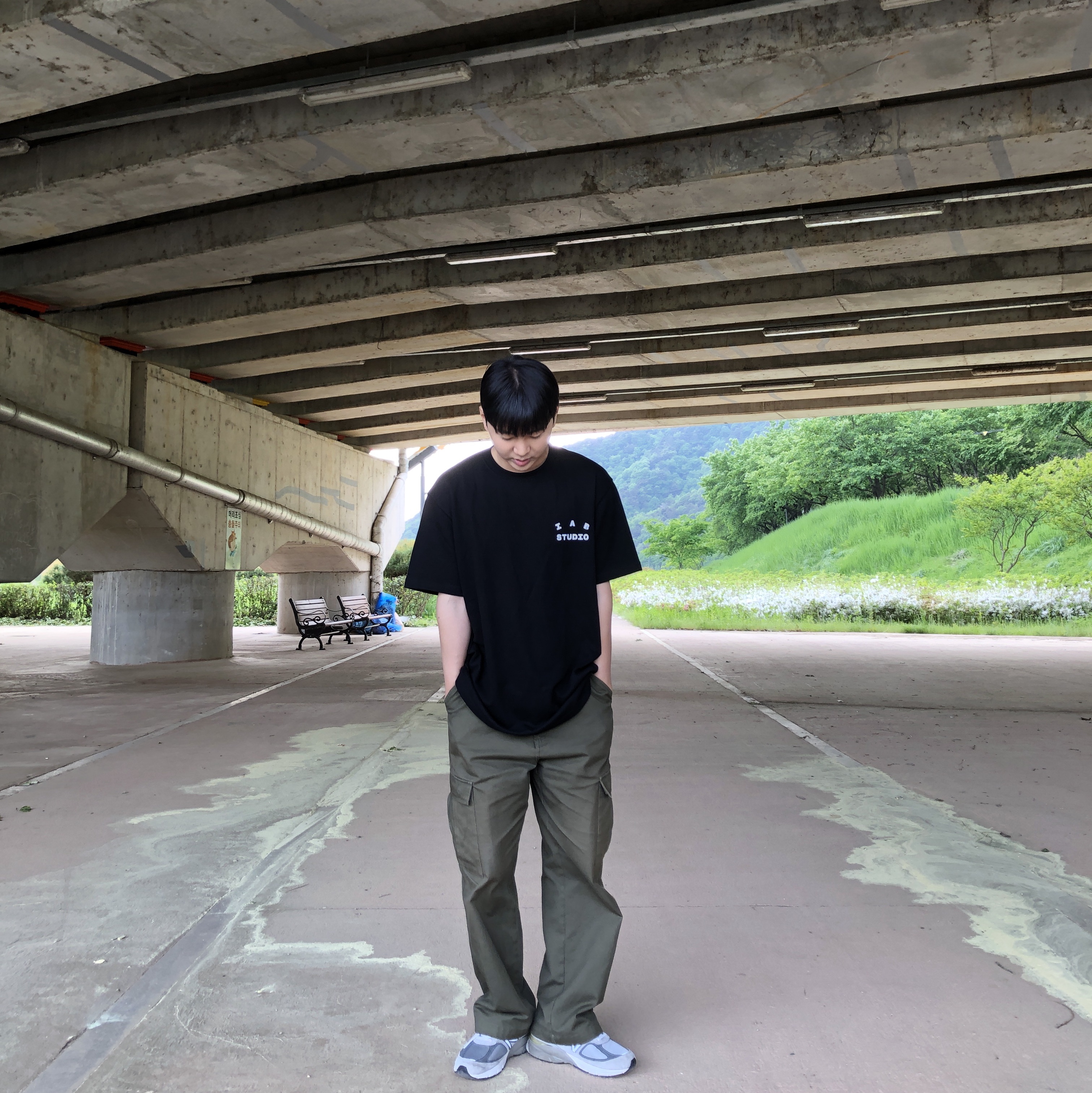 IAB Studio 10th Anniversary T-Shirt Black 착용 스타일 - 2