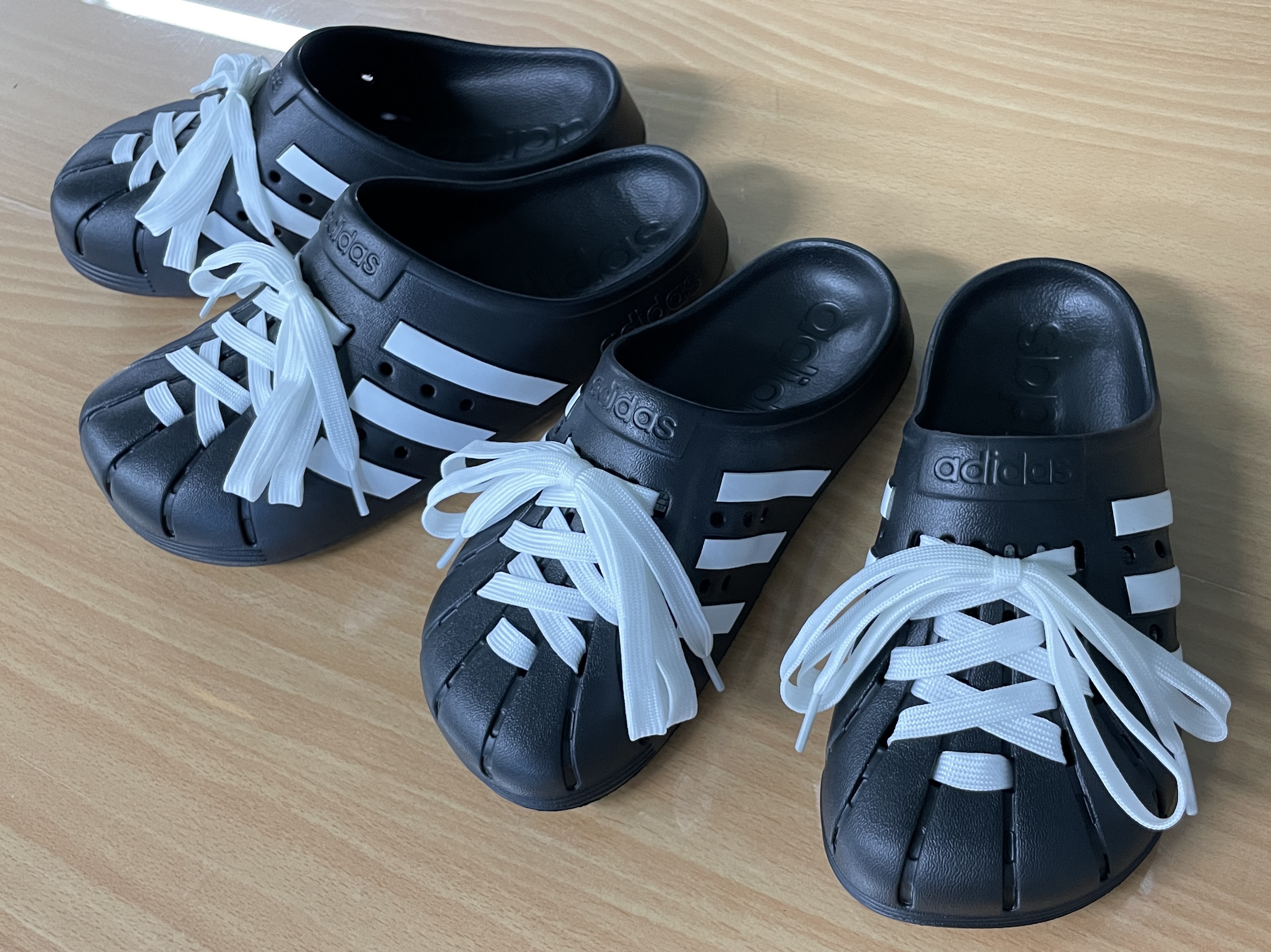 Adidas Adilette Clog Black White 착용 스타일 - 1