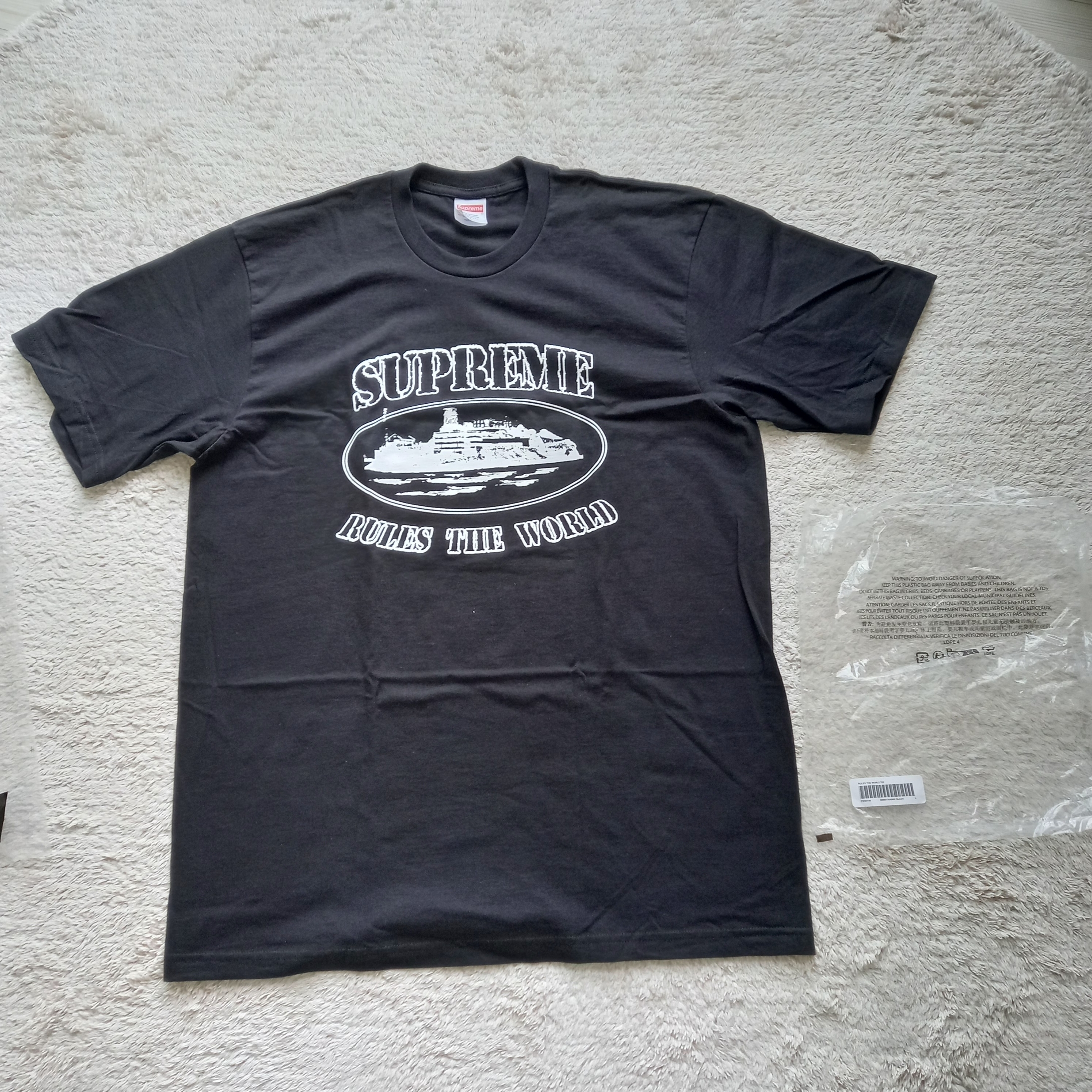 Supreme x Corteiz Rules The World T-Shirt Black - 23FW, Supreme x The North Face Split 6-Panel Black - 24SS 착용 스타일 - 4