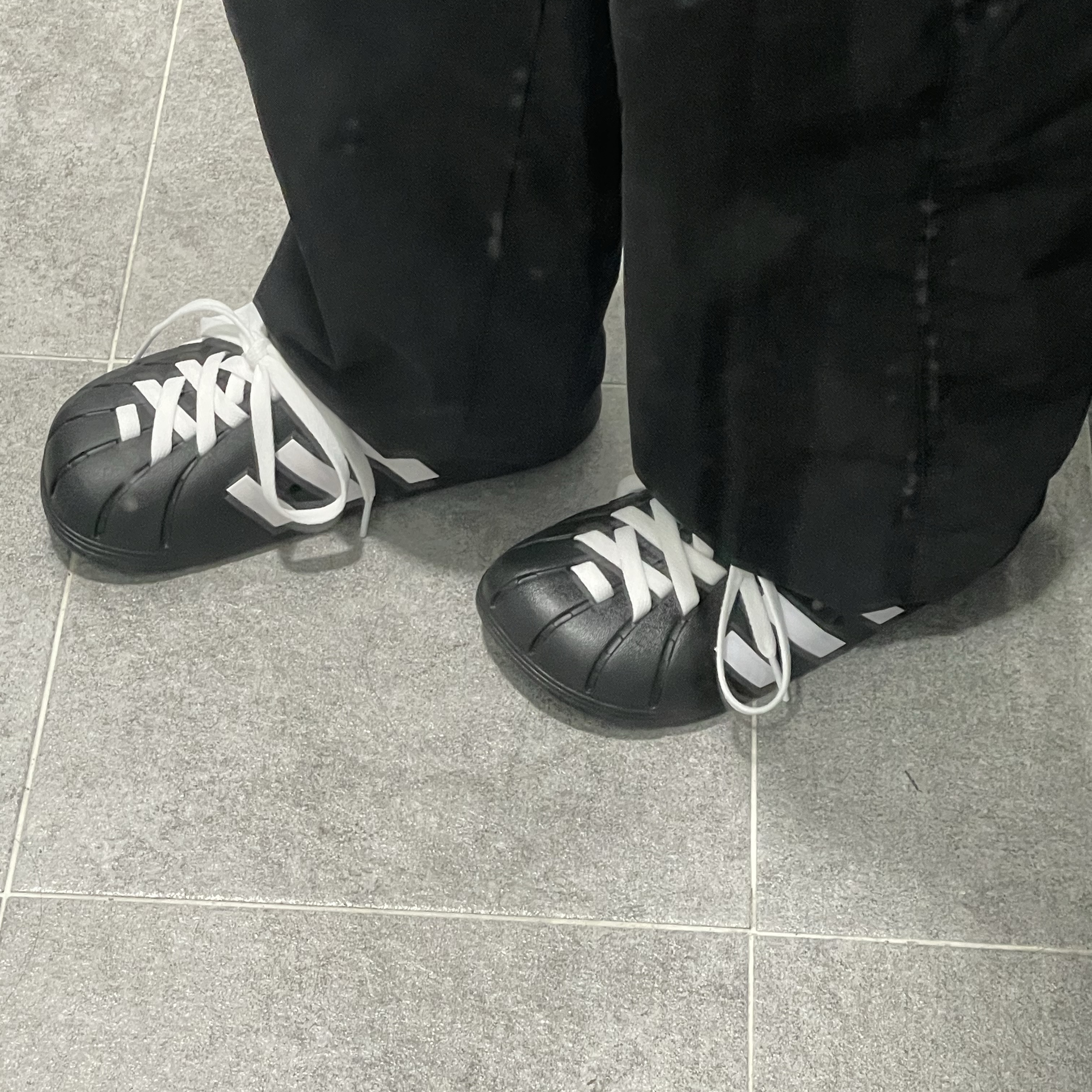 Adidas Adilette Clog Black White 착용 스타일