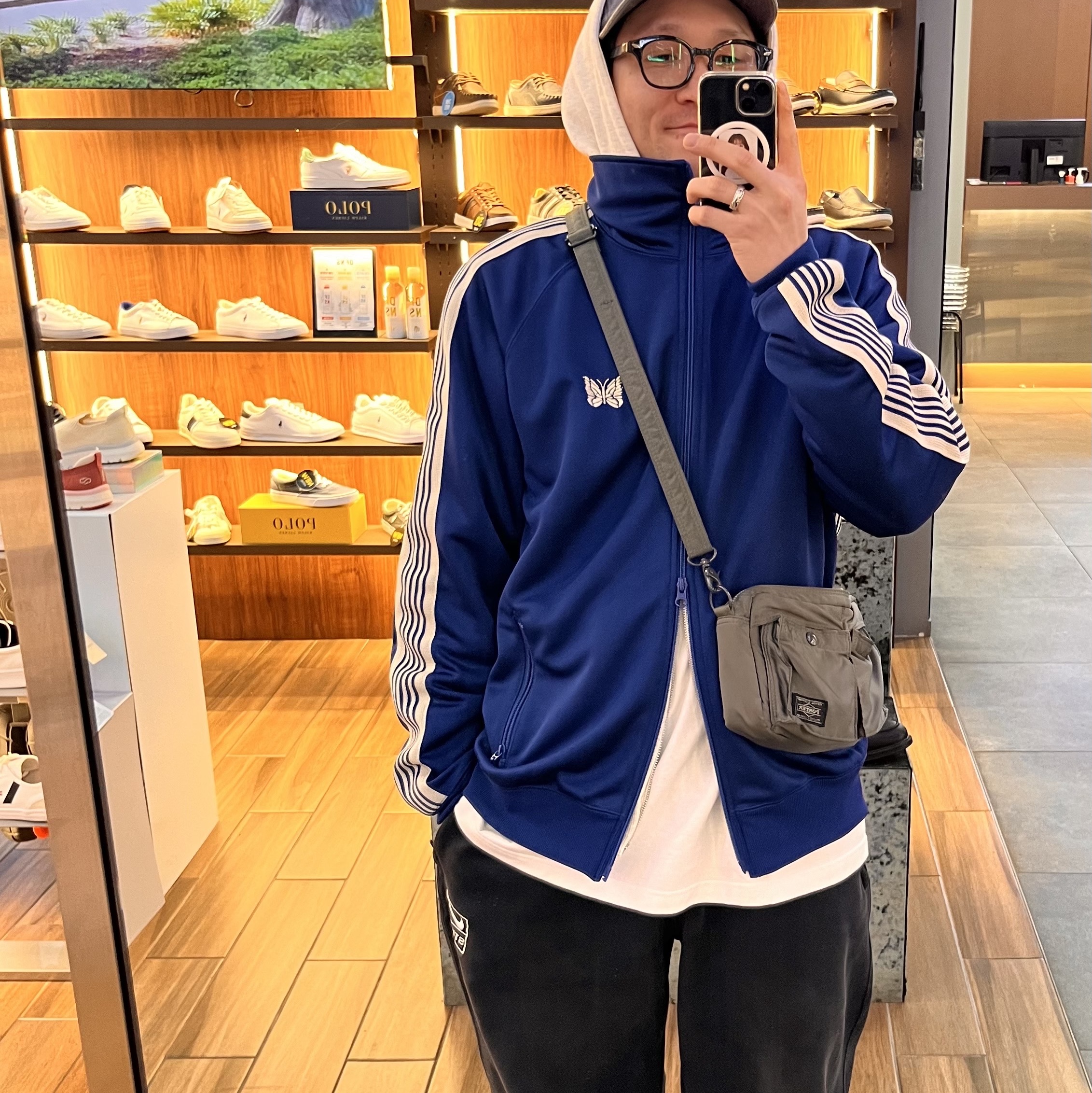 Needles Track Jacket Poly Smooth Royal, Supreme Pigment Print S Logo 6-Panel Grey - 22FW 착용 스타일