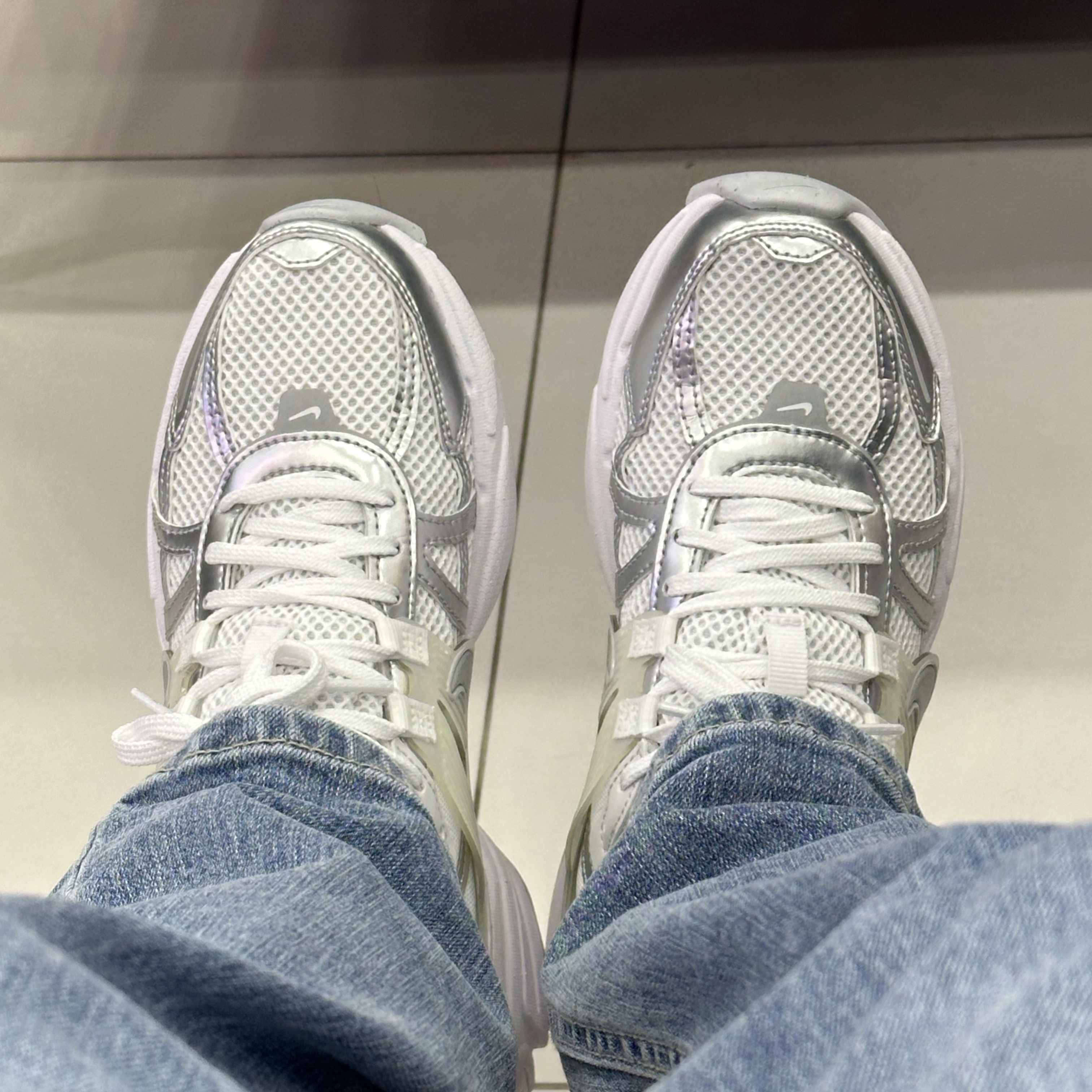Nike V2K Run Metallic Silver White 착용 스타일