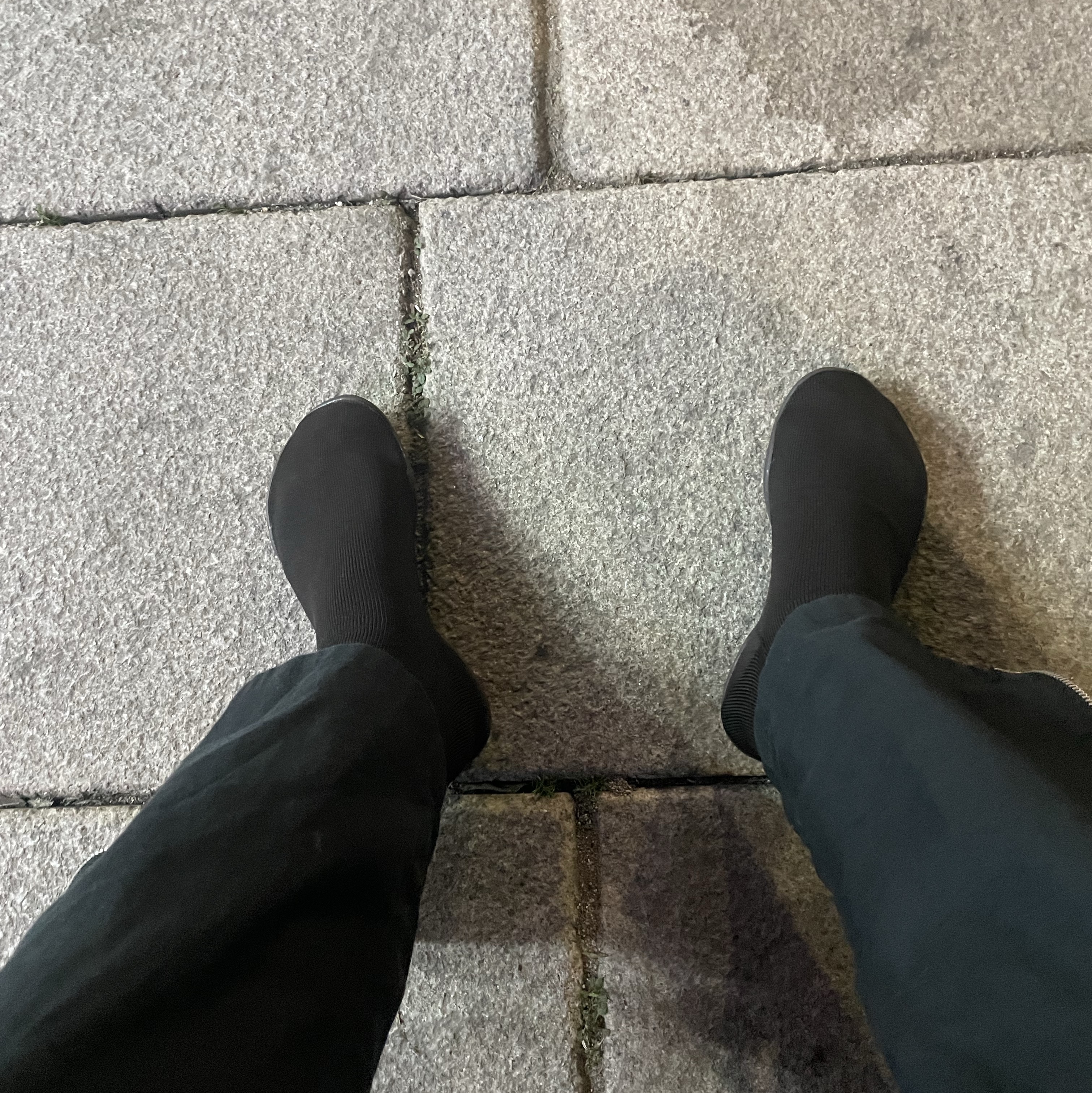 Yeezy YZY Pods Black 착용 스타일