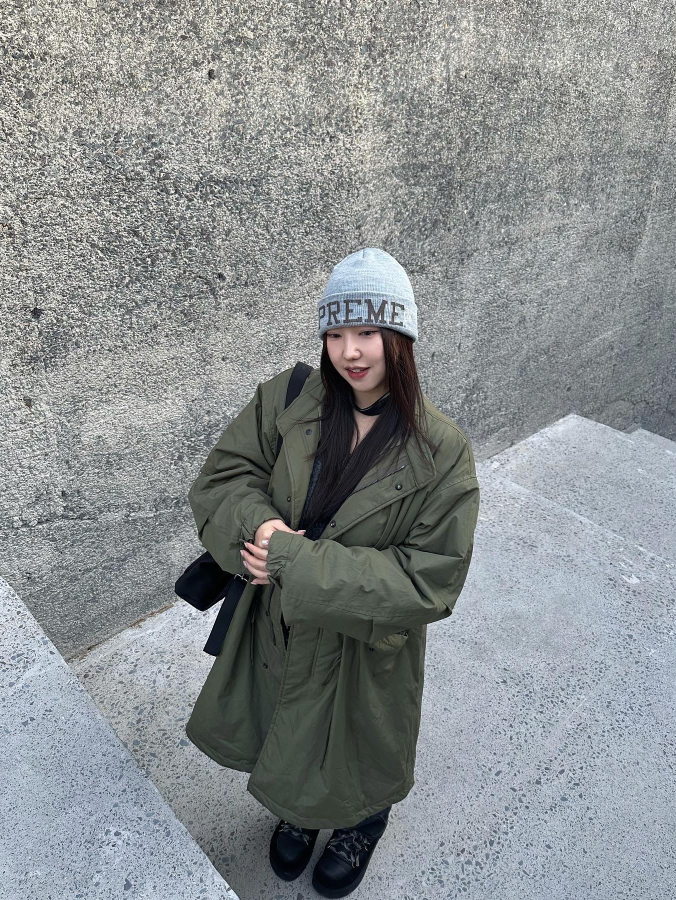 Supreme New Era Varsity Beanie Heather Grey - 23FW 착용 스타일 - 4