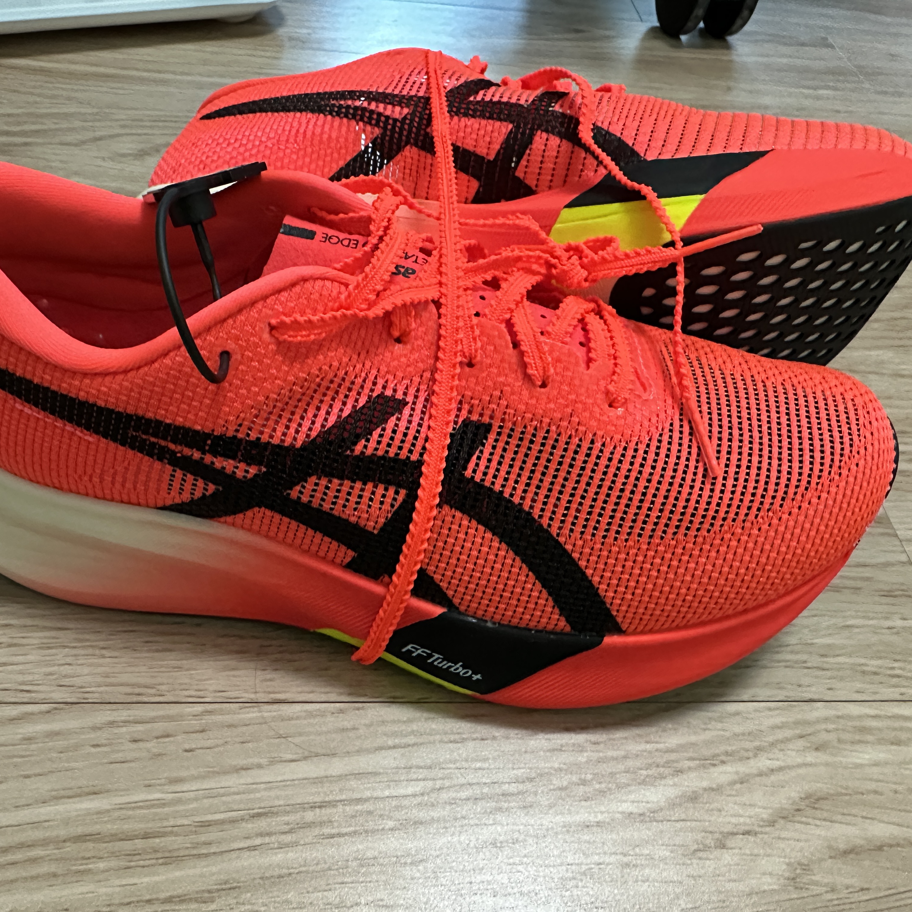 Asics Metaspeed Edge Paris Sunrise Red Black 착용 스타일