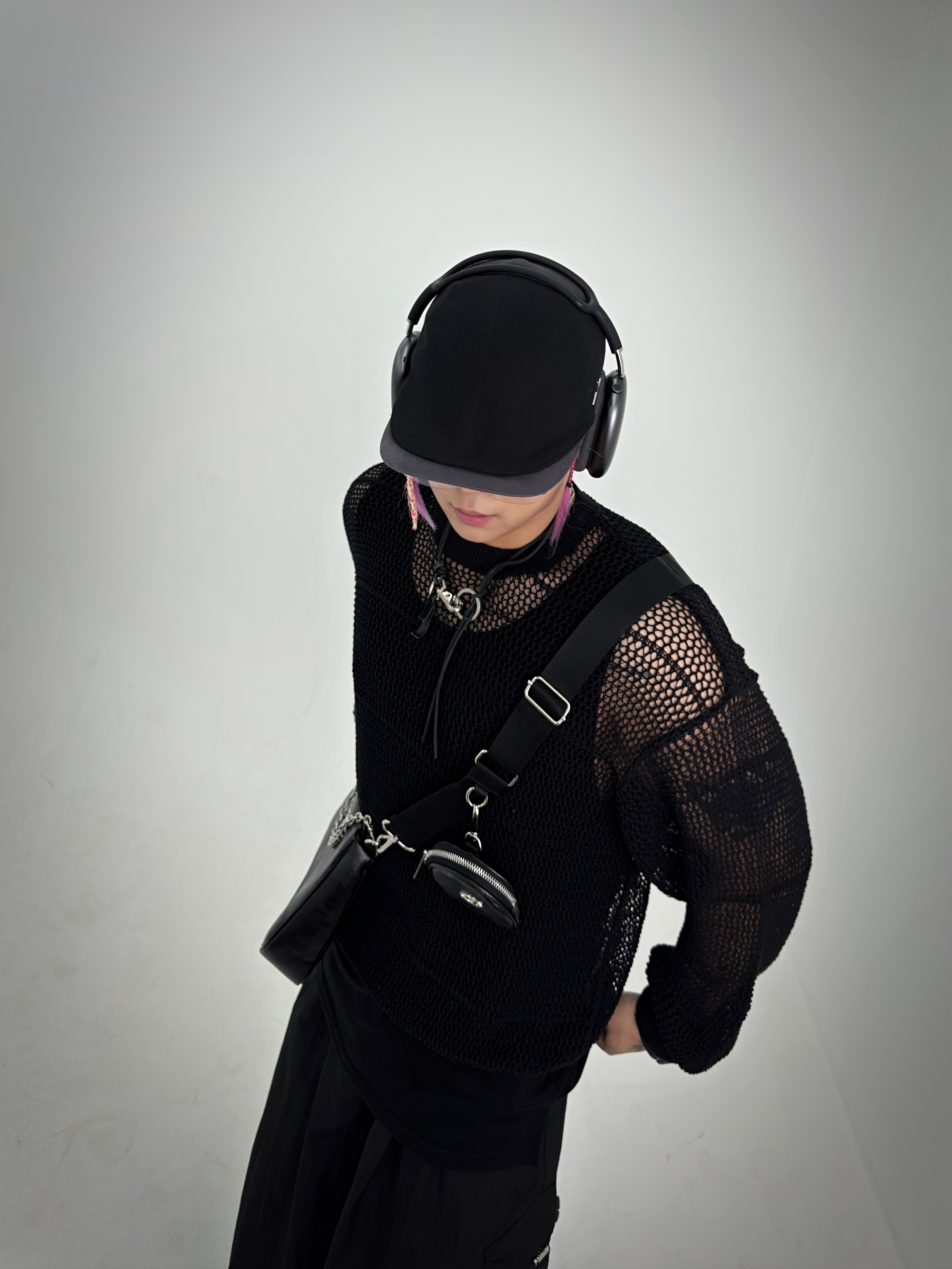 Prada Monolith Brushed Leather Lace-Up Shoes Black, Apple AirPods Max Lightning Space Gray (Korean Ver.) 착용 스타일 - 4