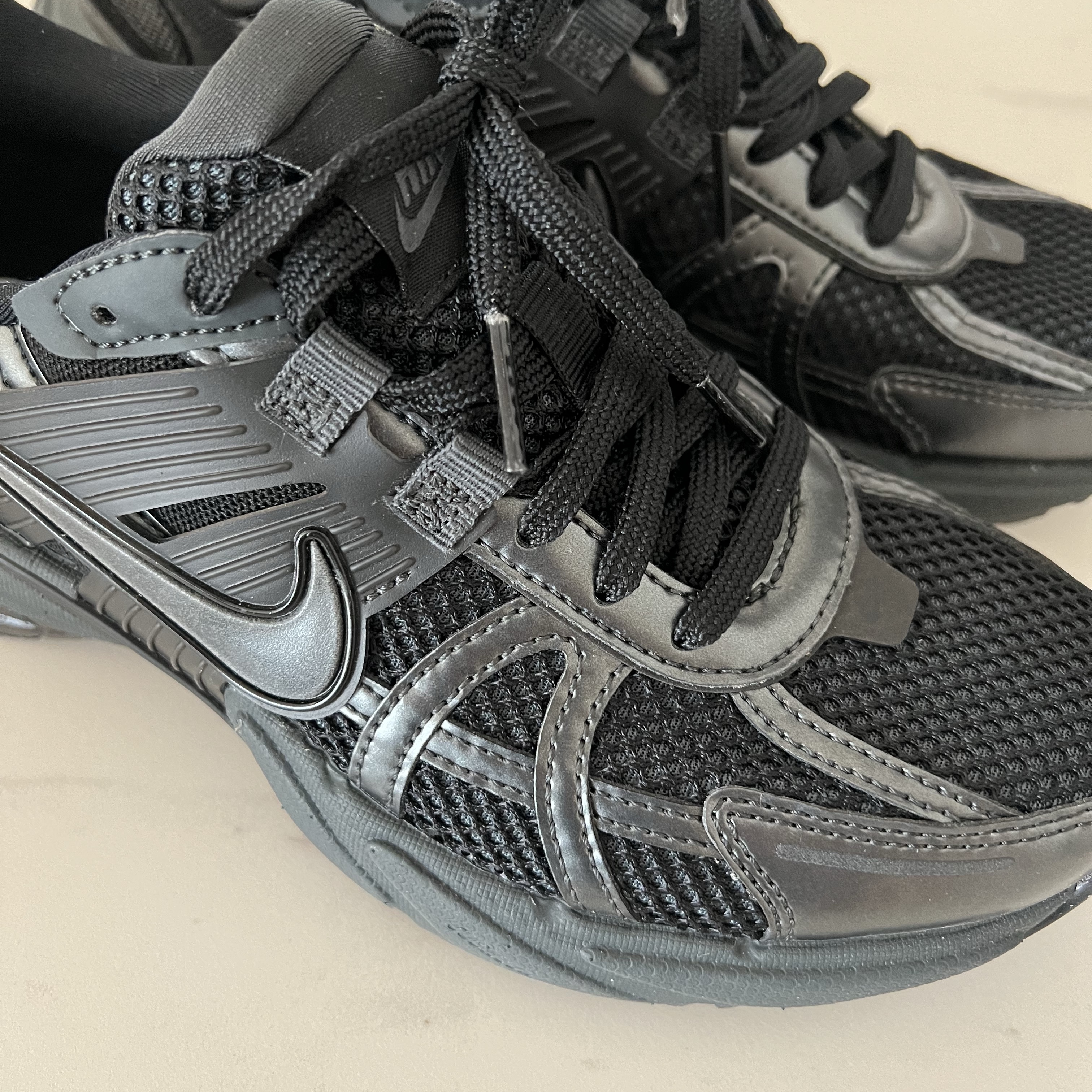 Nike V2K Run Black Anthracite 착용 스타일