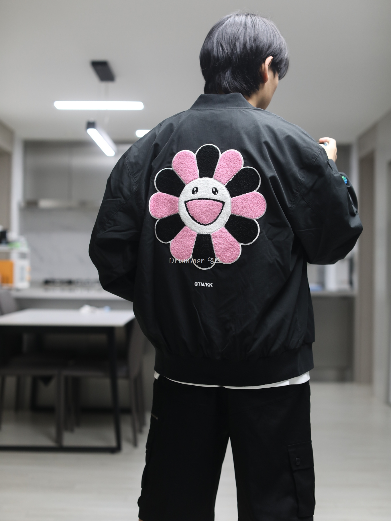 Kaikai Kiki x Blackpink Bomber Jacket Black 착용 스타일 - 1