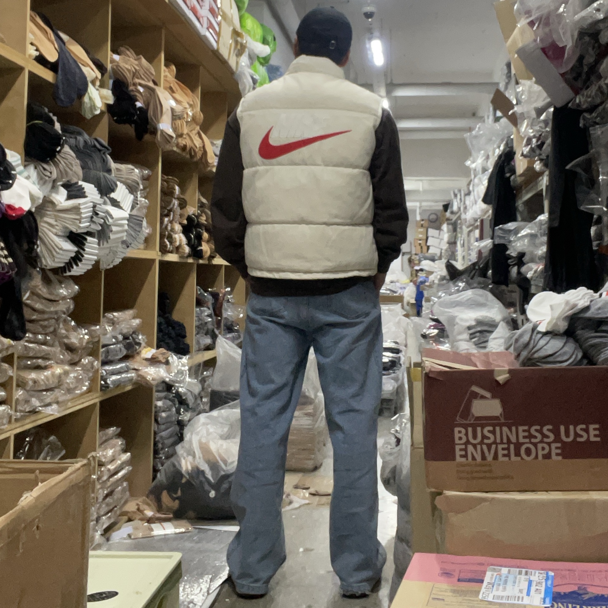 Supreme x Nike Denim Puffer Vest Natural - 24SS, Stussy SS Link 9Twenty Cap Black 착용 스타일