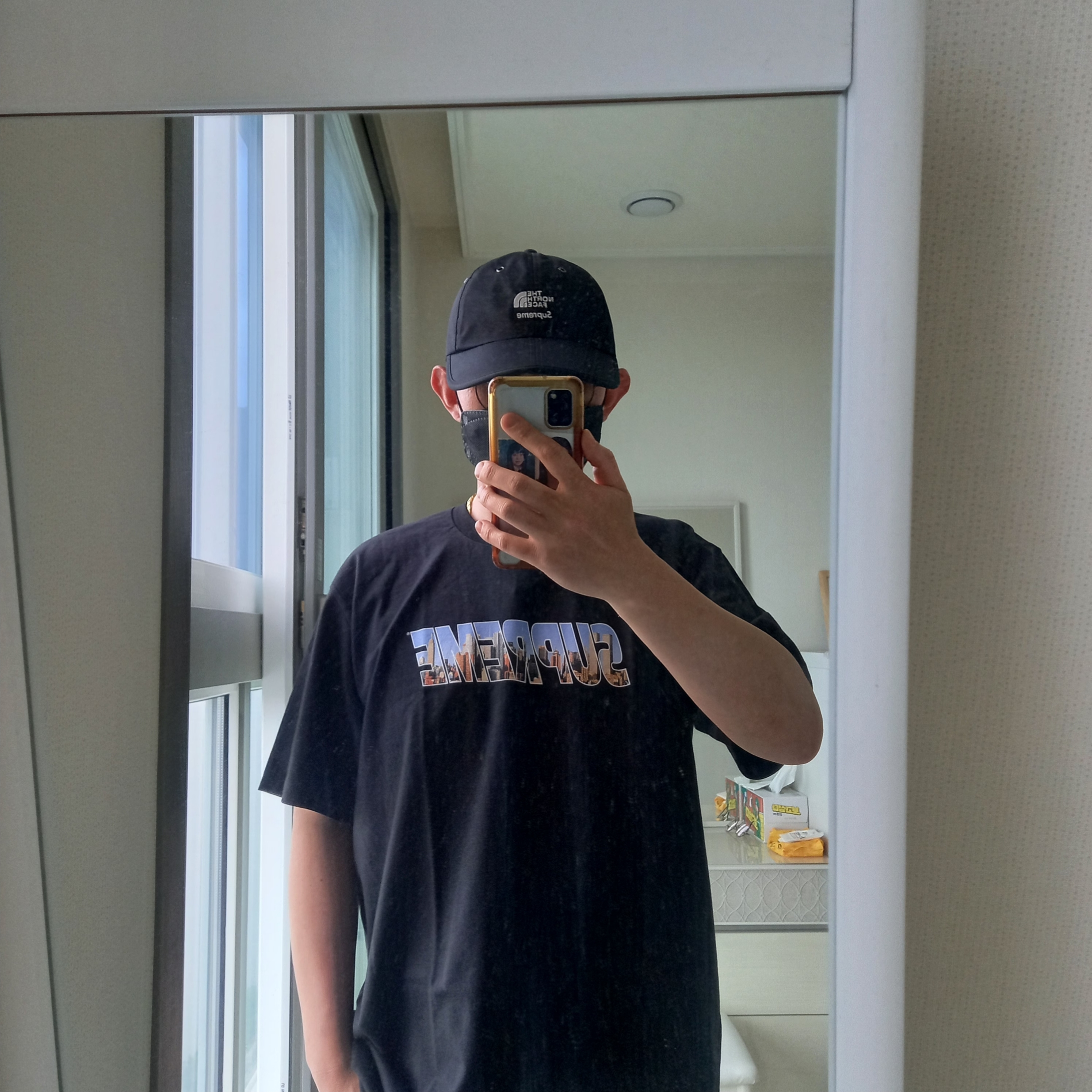 Supreme Gotham T-Shirt Black - 23FW, Supreme x The North Face Split 6-Panel Black - 24SS 착용 스타일 - 1