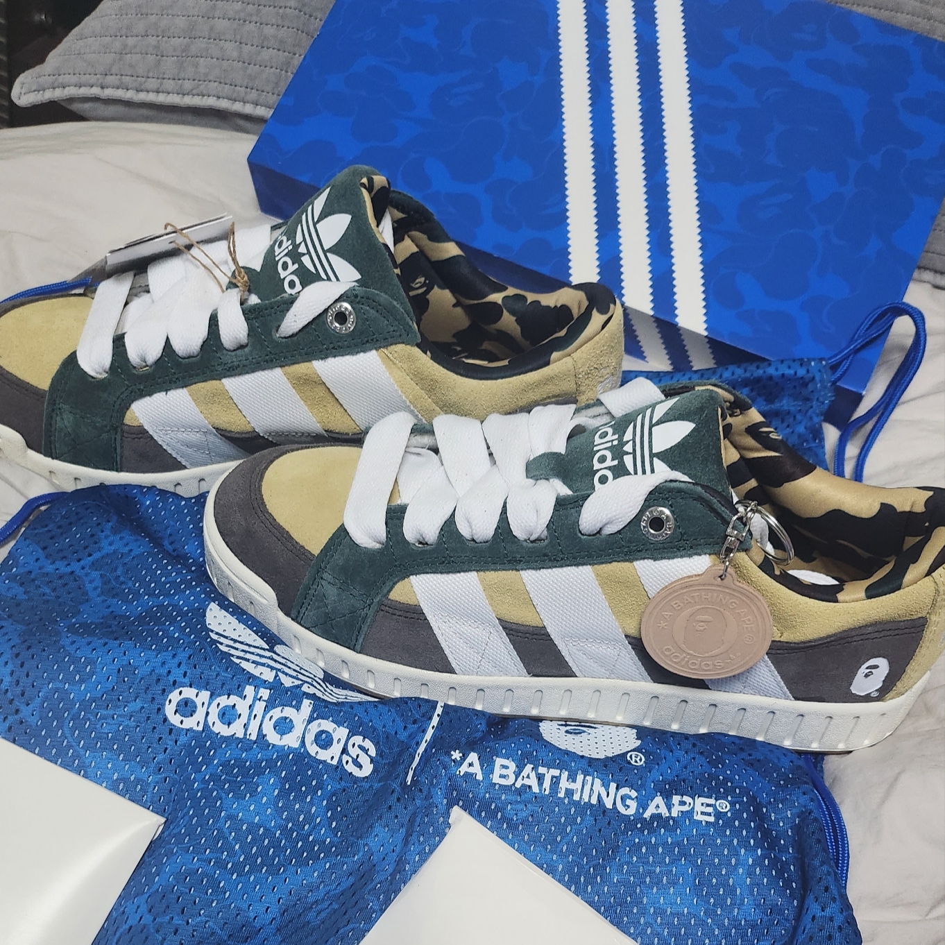 Adidas X BAPE Lawsuit Sand Cloud White 착용 스타일 - 1