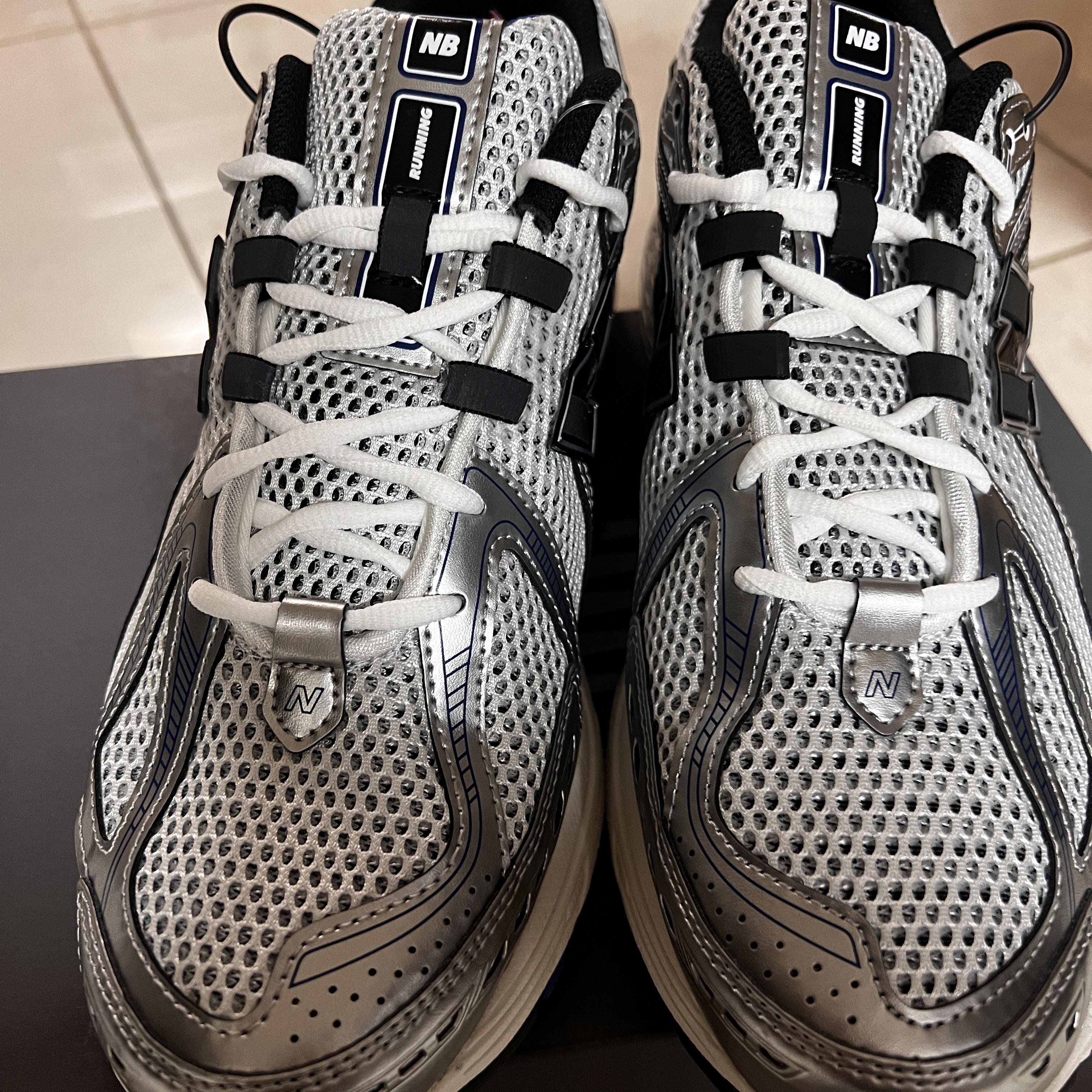 New Balance 1906R Silver Metallic 착용 스타일 - 3