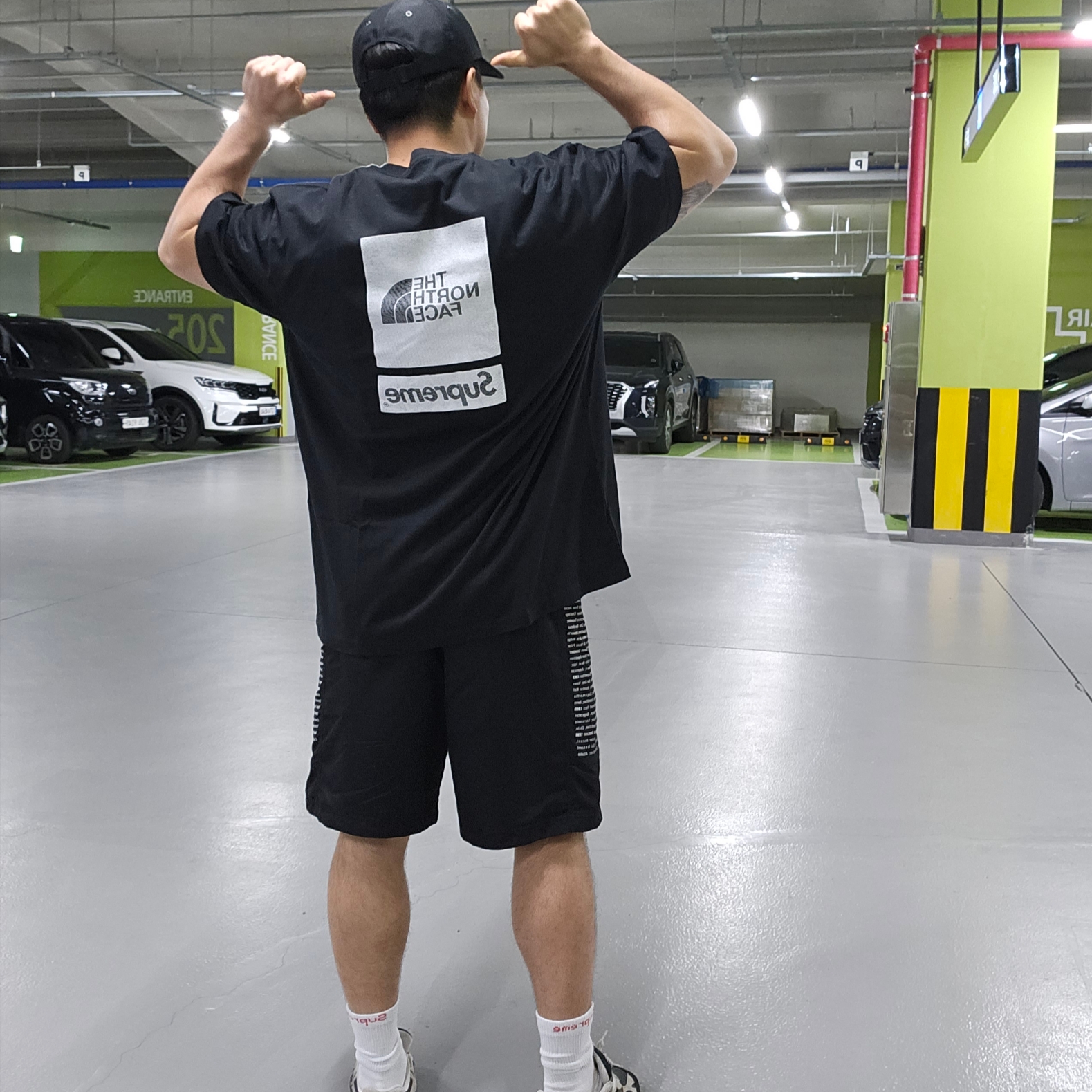 Supreme x The North Face S/S Top Black - 24SS, Supreme x The North Face Split 6-Panel Black - 24SS 착용 스타일 - 3