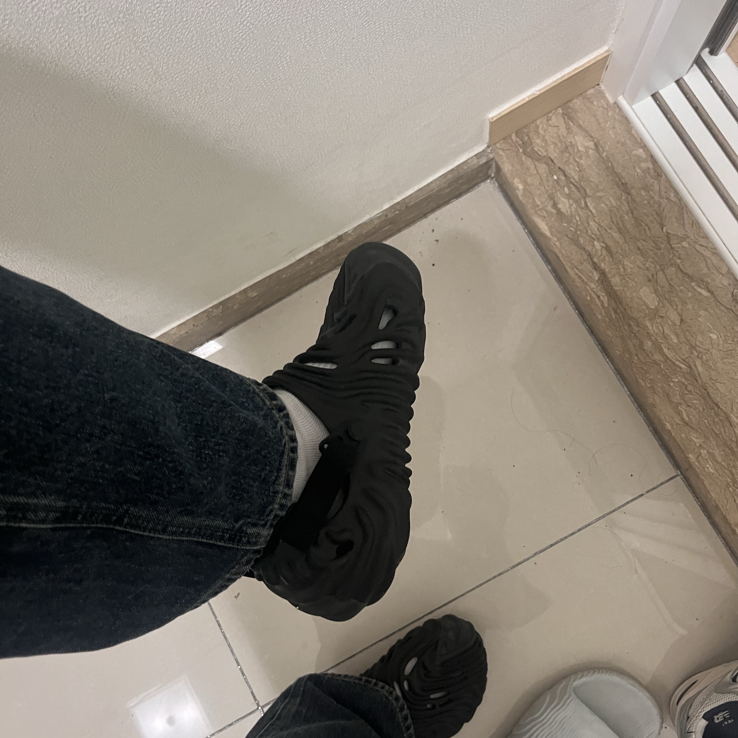 Crocs x Salehe Bembury Pollex Clog Sasquatch 착용 스타일