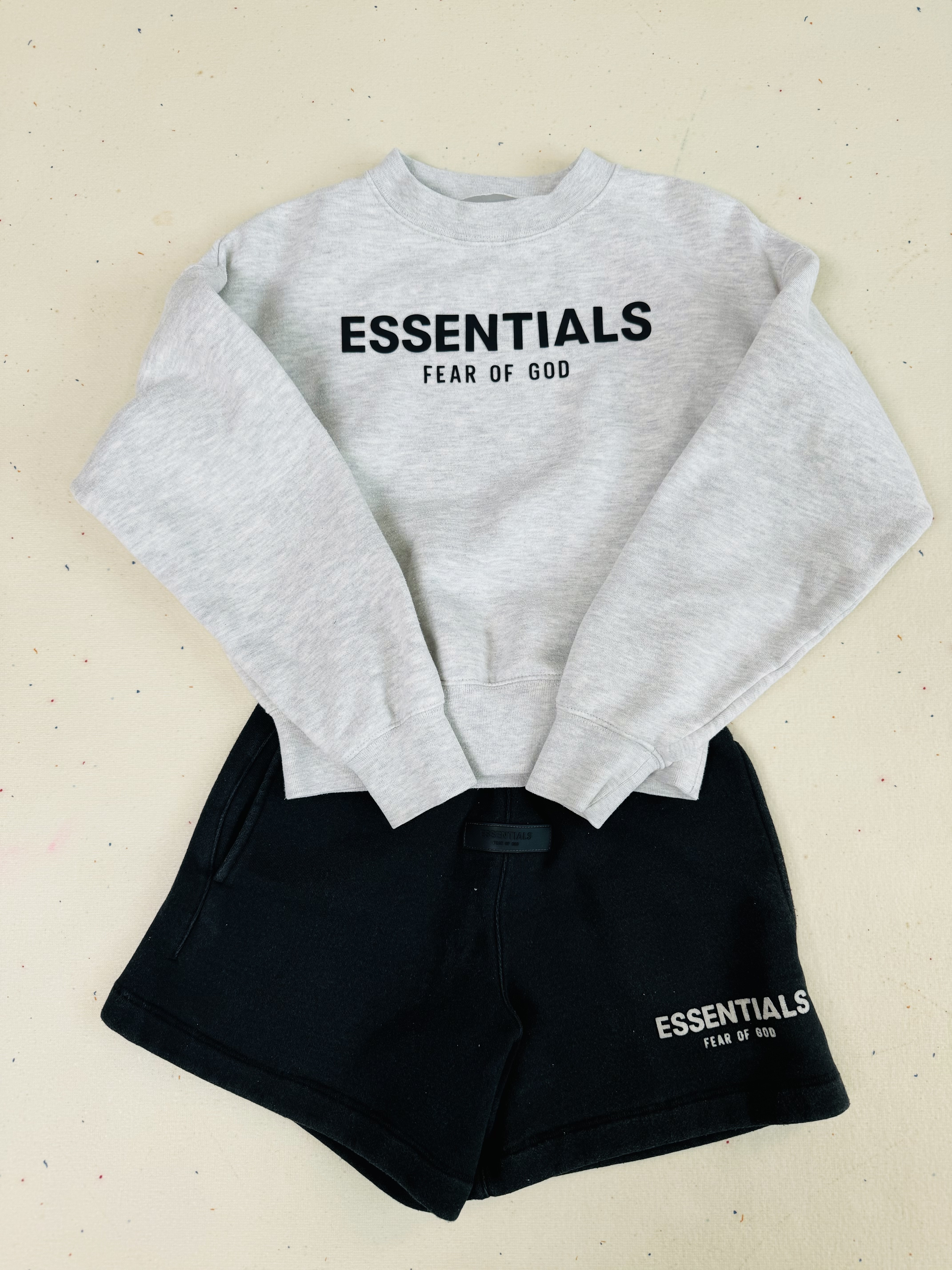 (Kids) Essentials Pull-Over Crewneck Sweatshirt Oatmeal - 21SS, (Kids) Essentials Sweat Shorts Jet Black - 24SS 착용 스타일 - 1