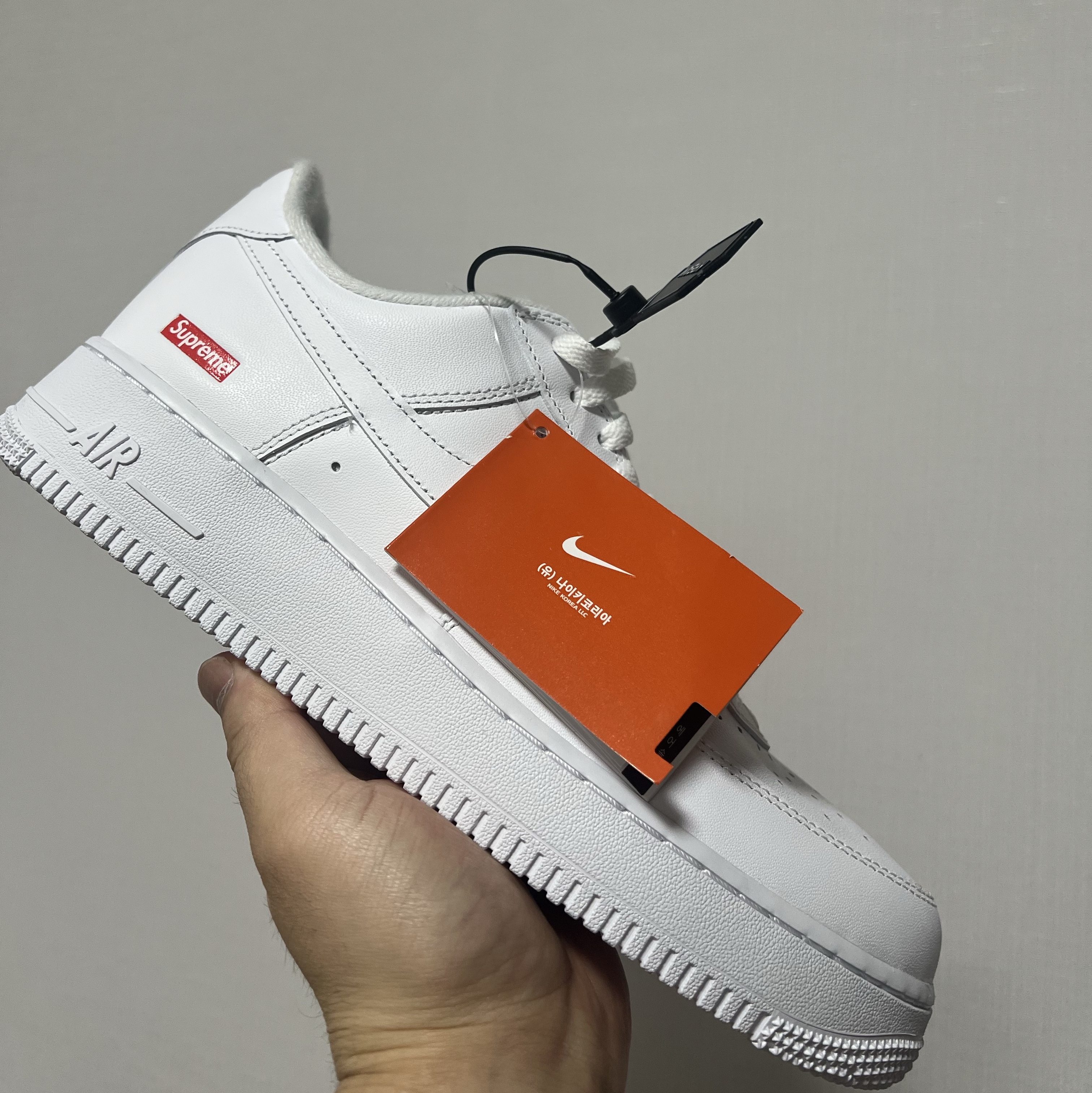 Nike x Supreme Air Force 1 Low White 착용 스타일