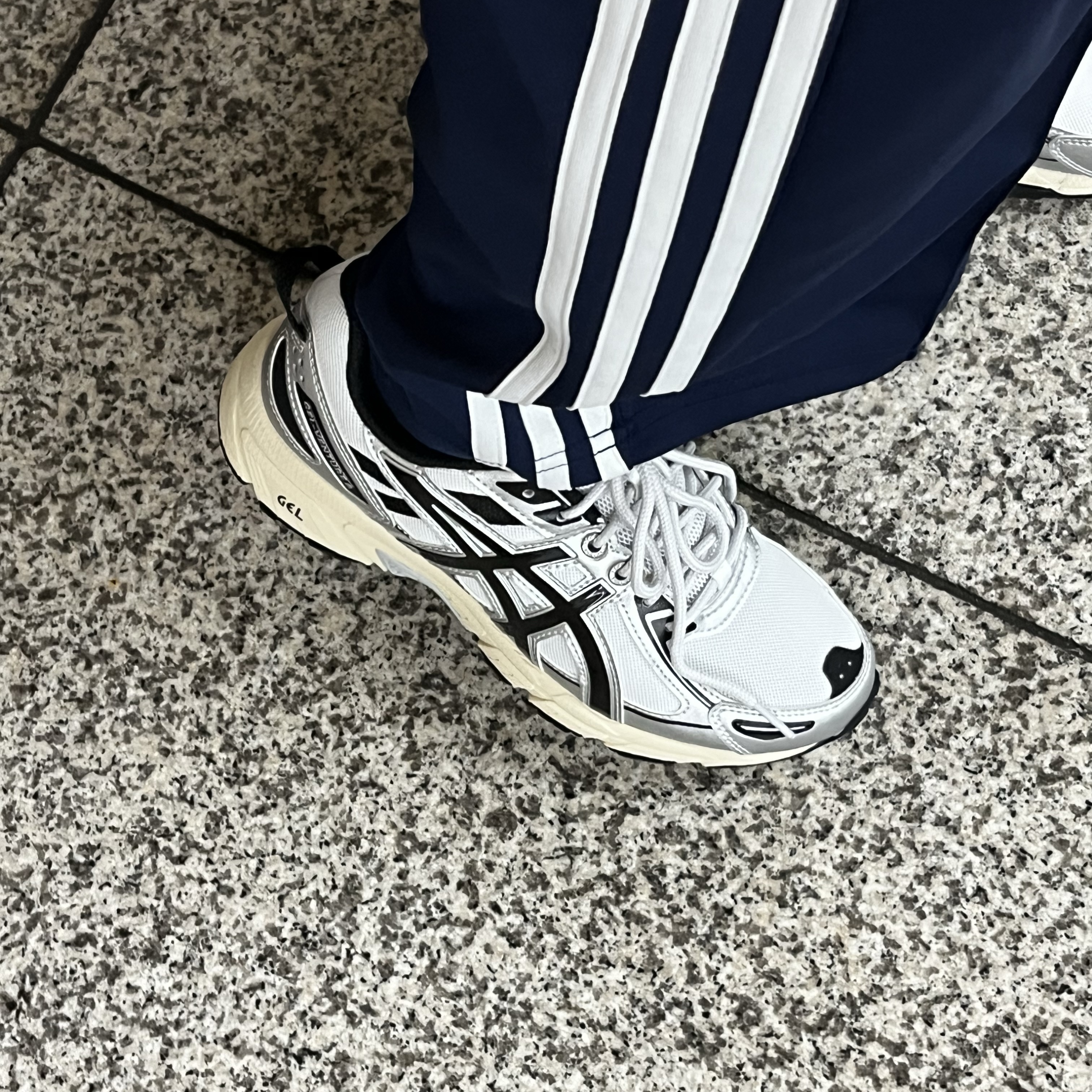 Asics Gel-Venture 6 White Black 착용 스타일