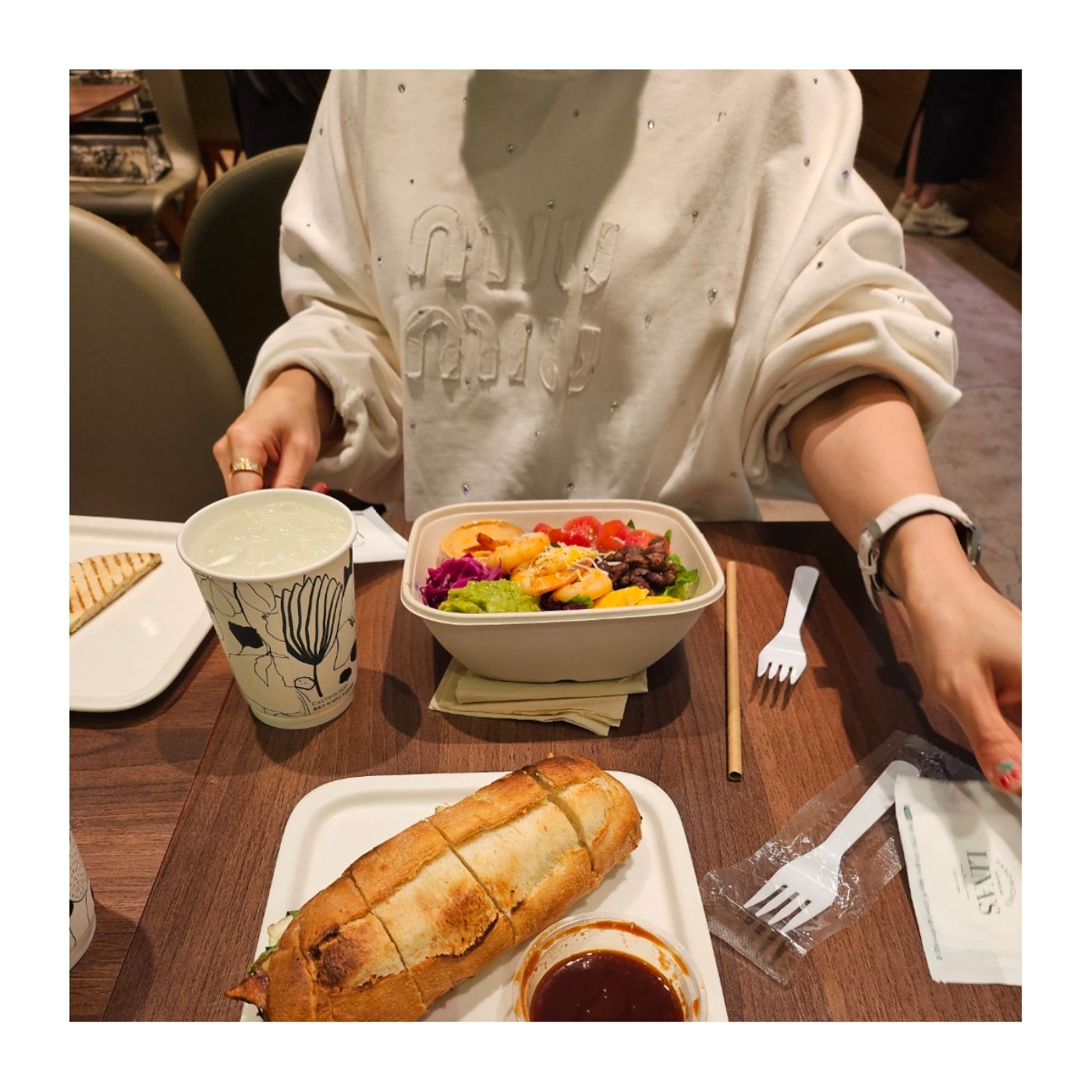 (W) Asics Gel-1130 Cream Pure Silver, (W) Miu Miu Cotton Embroidered Sweatshirt with Crystals White 착용 스타일 - 3