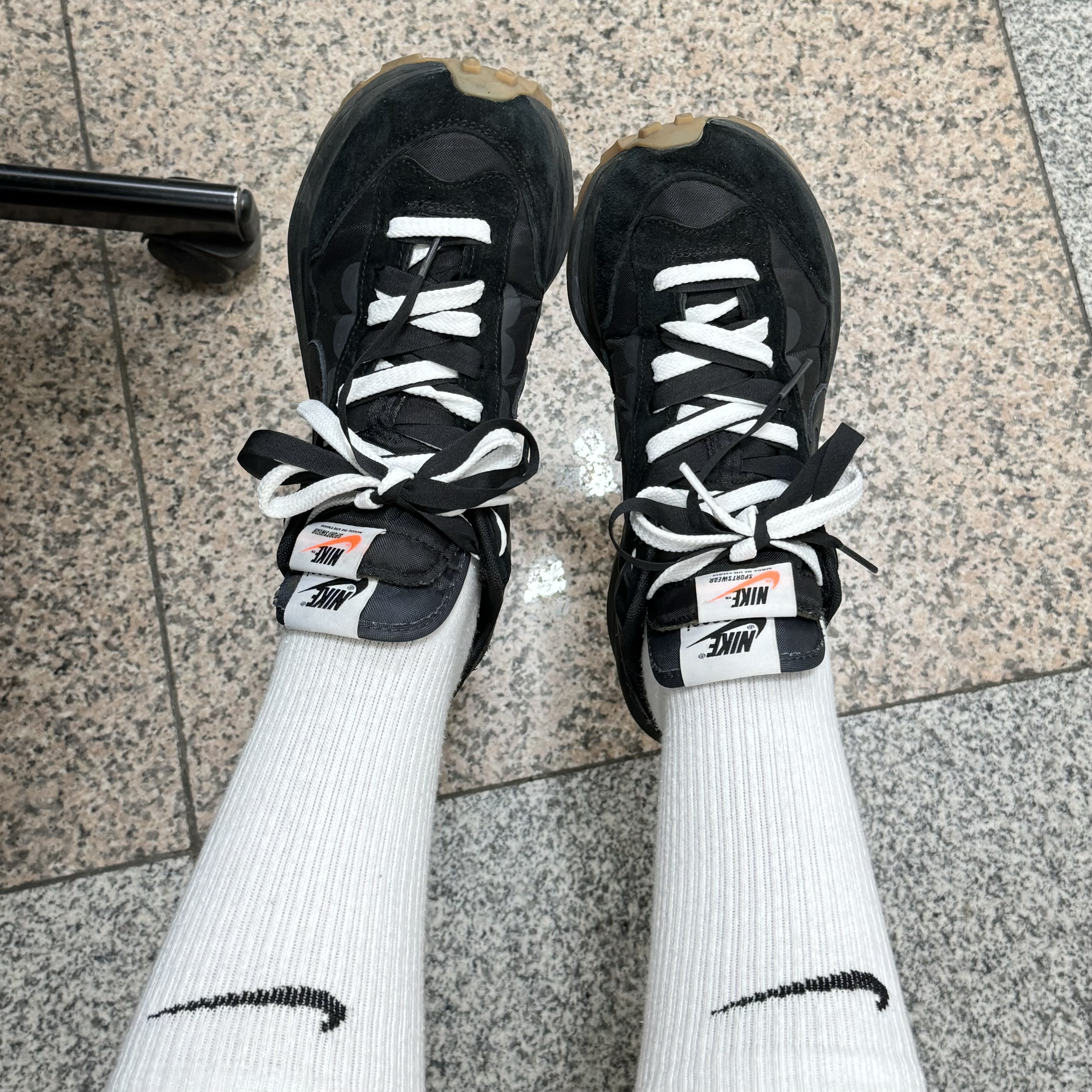 Nike x Sacai VaporWaffle Black and Gum, Nike x Stussy NRG Crew Socks White Black 착용 스타일 - 1