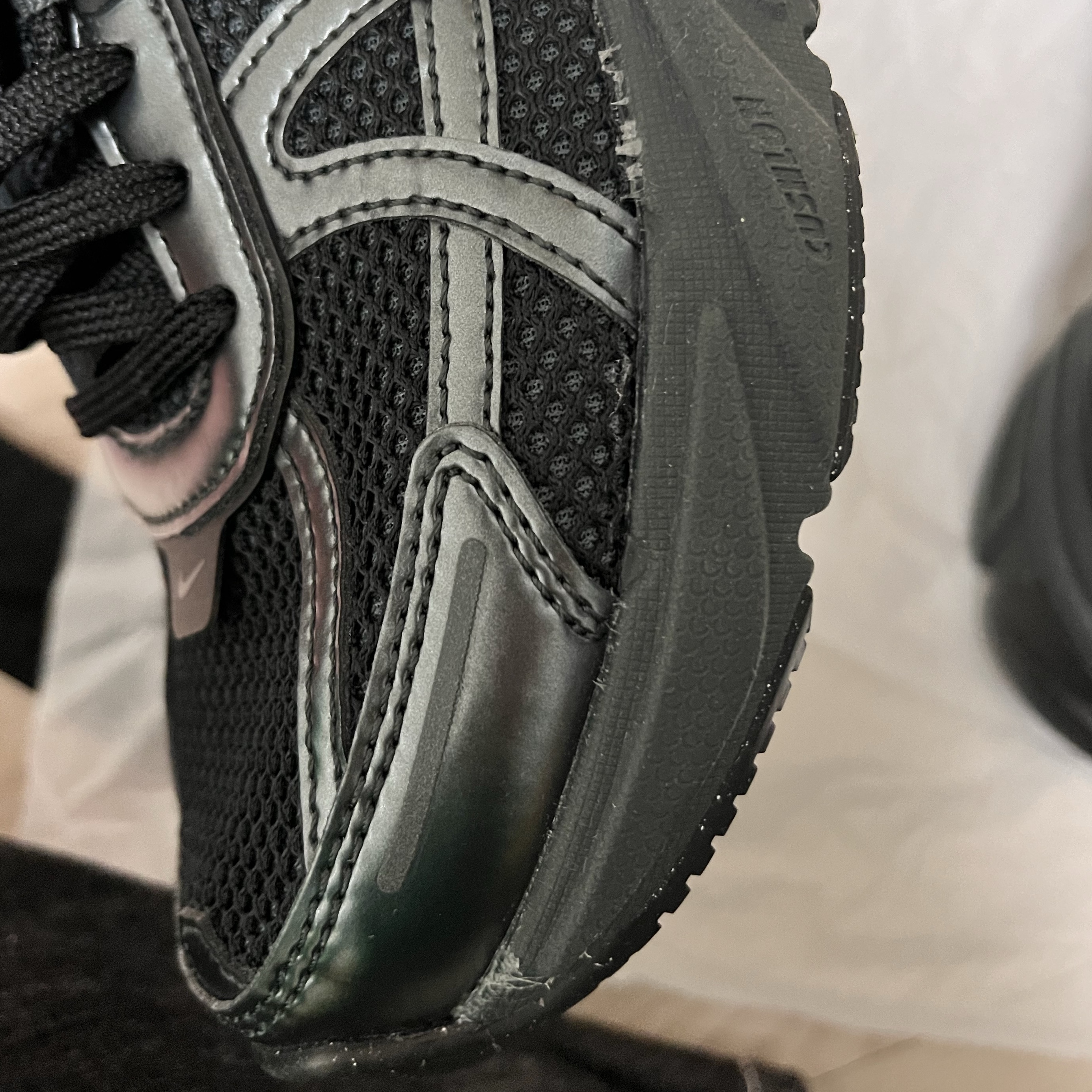 Nike V2K Run Black Anthracite 착용 스타일 - 1