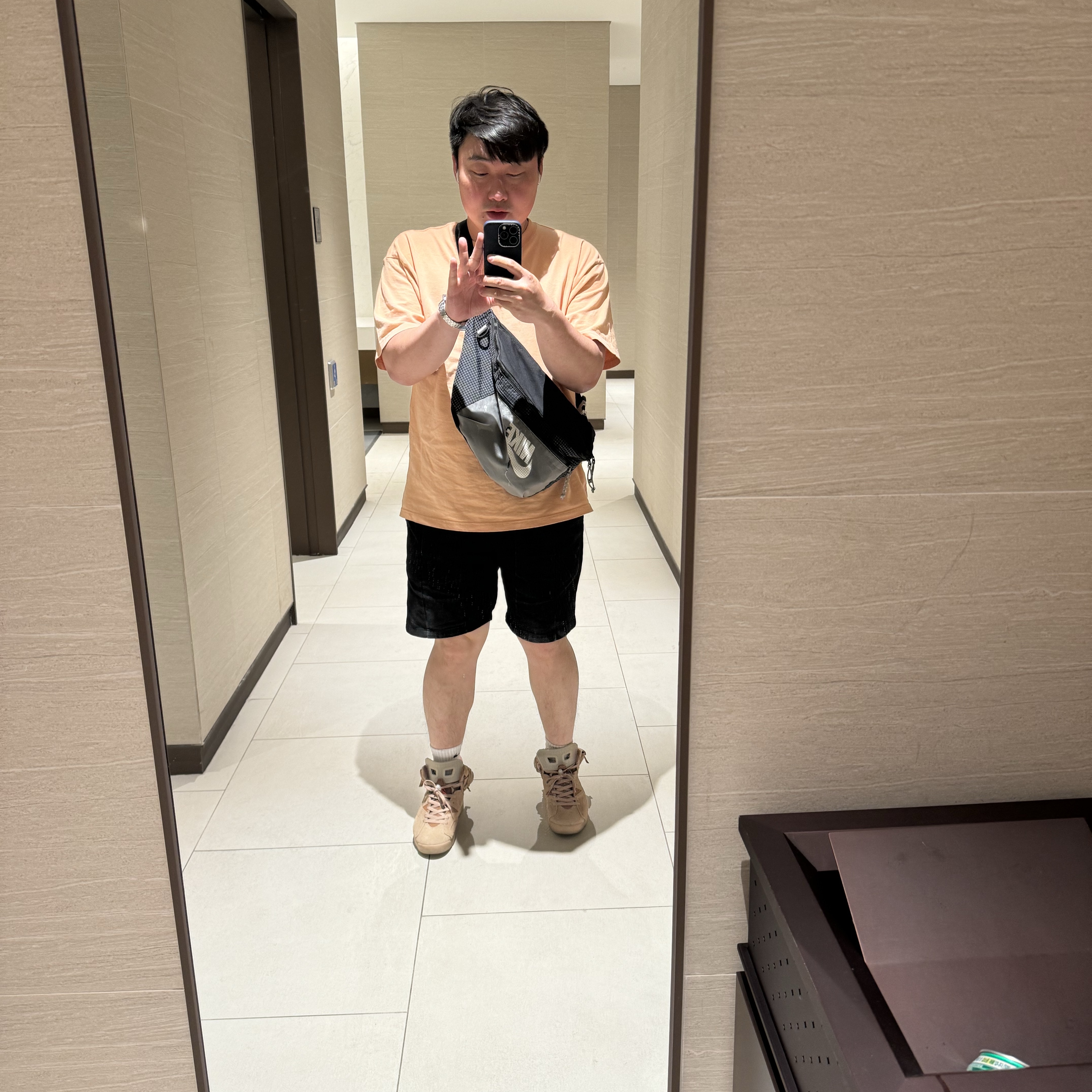 Jordan 6 x Travis Scott Retro SP British Khaki, IAB Studio x Obey Eyes Icon T-Shirt Melon 착용 스타일 - 2