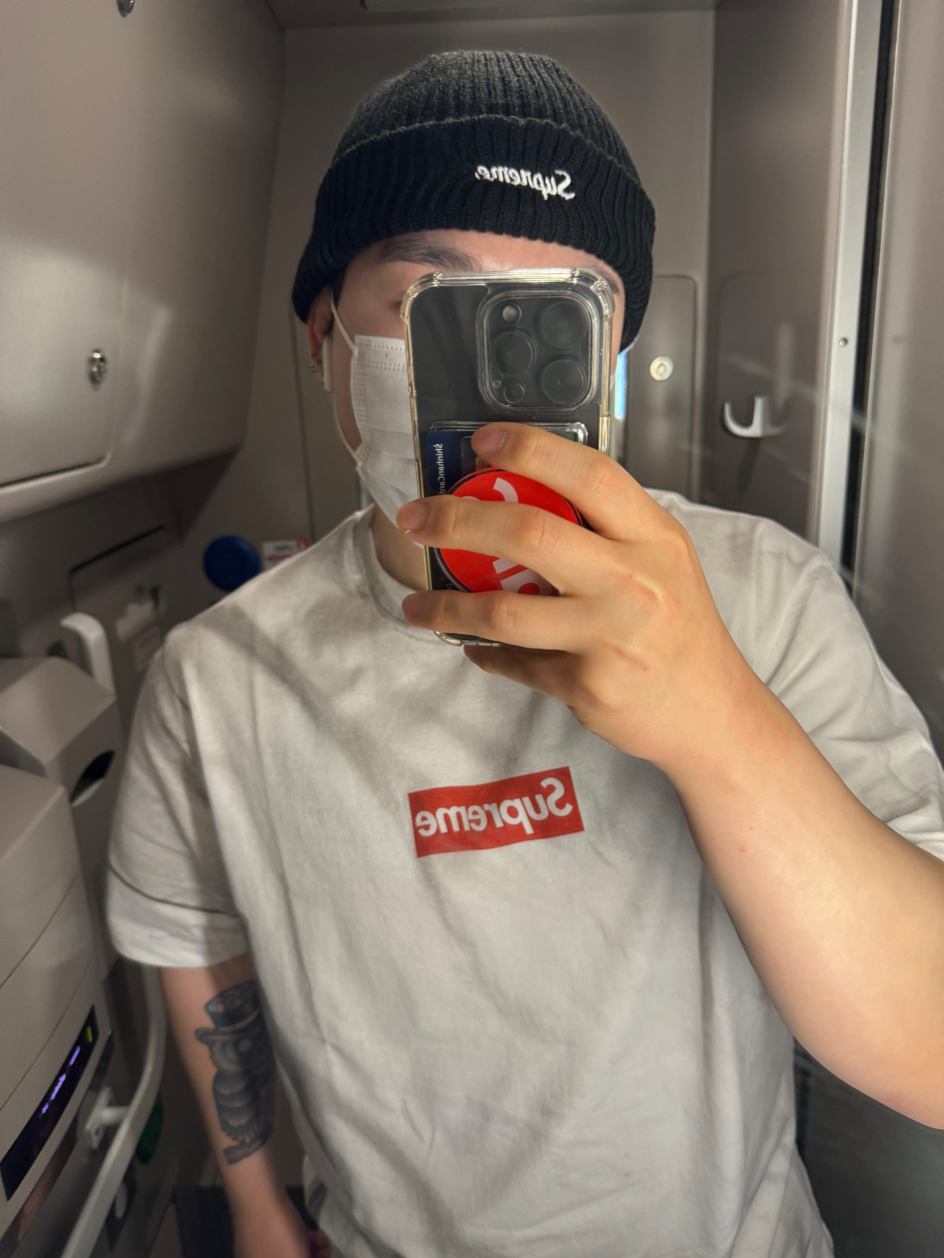 Supreme x MM6 Maison Margiela Box Logo T-Shirt White - 24SS, Supreme Loose Gauge Beanie Black 착용 스타일 - 2