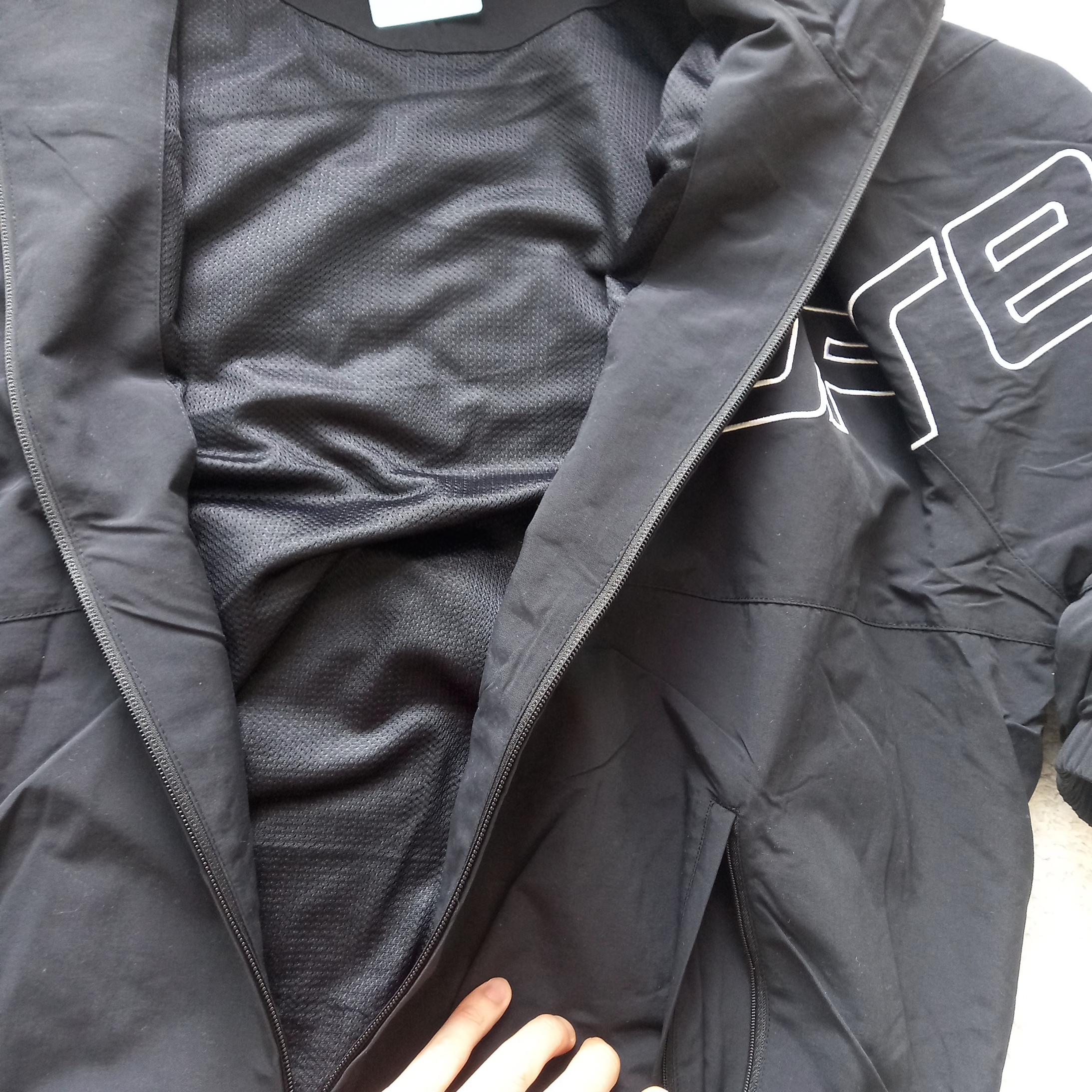 Supreme Curve Track Jacket Black - 24SS, Supreme Curve Nylon Short Black - 24SS 착용 스타일 - 10