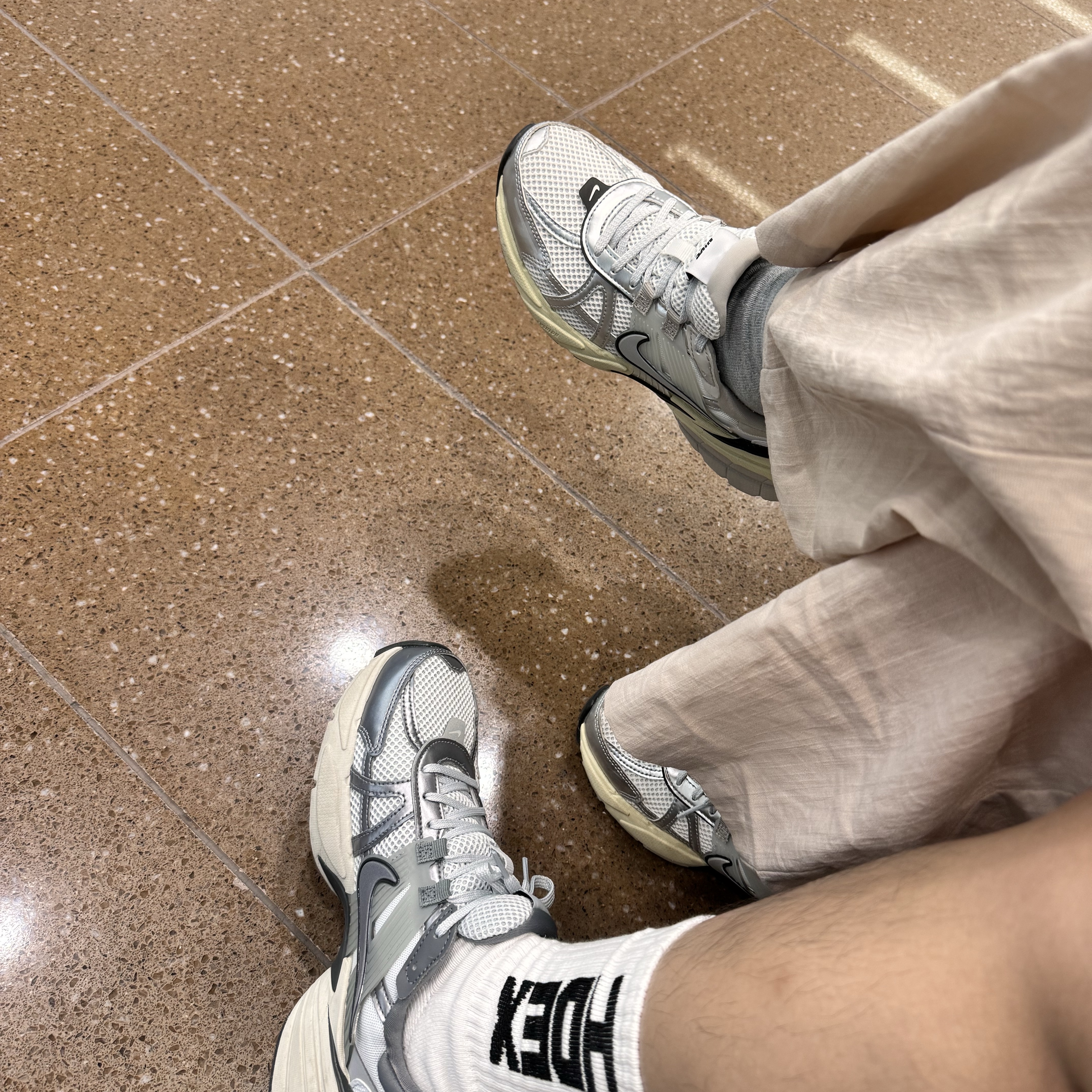 Nike V2K Run Pure Platinum Wolf Grey, Nike V2K Run Summit White Metallic Silver 착용 스타일