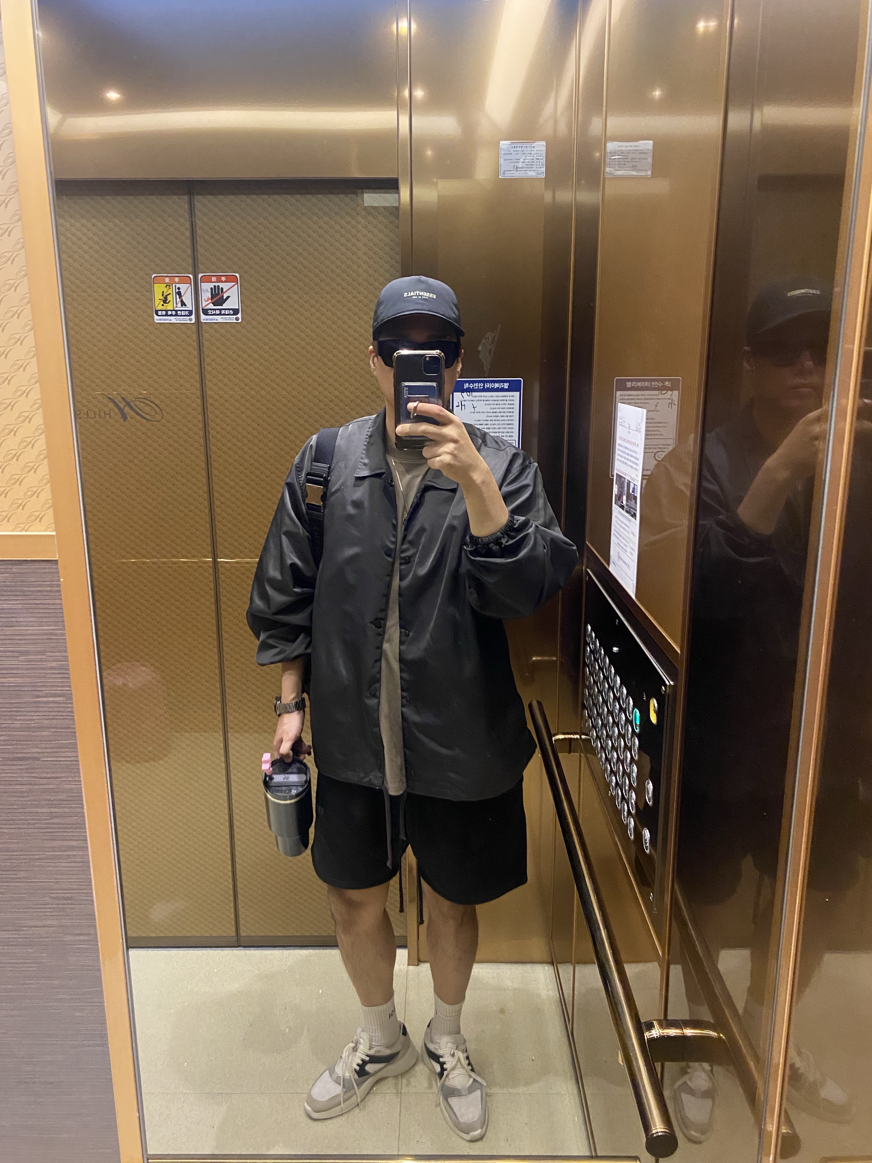 Essentials Coaches Jacket Iron - 22SS, Essentials Sweatshorts Black - 21SS 착용 스타일 - 1