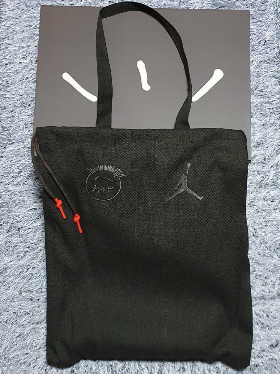 Jordan x Travis Scott Jumpman Jack TR Sail and Dark Mocha 착용 스타일 - 2