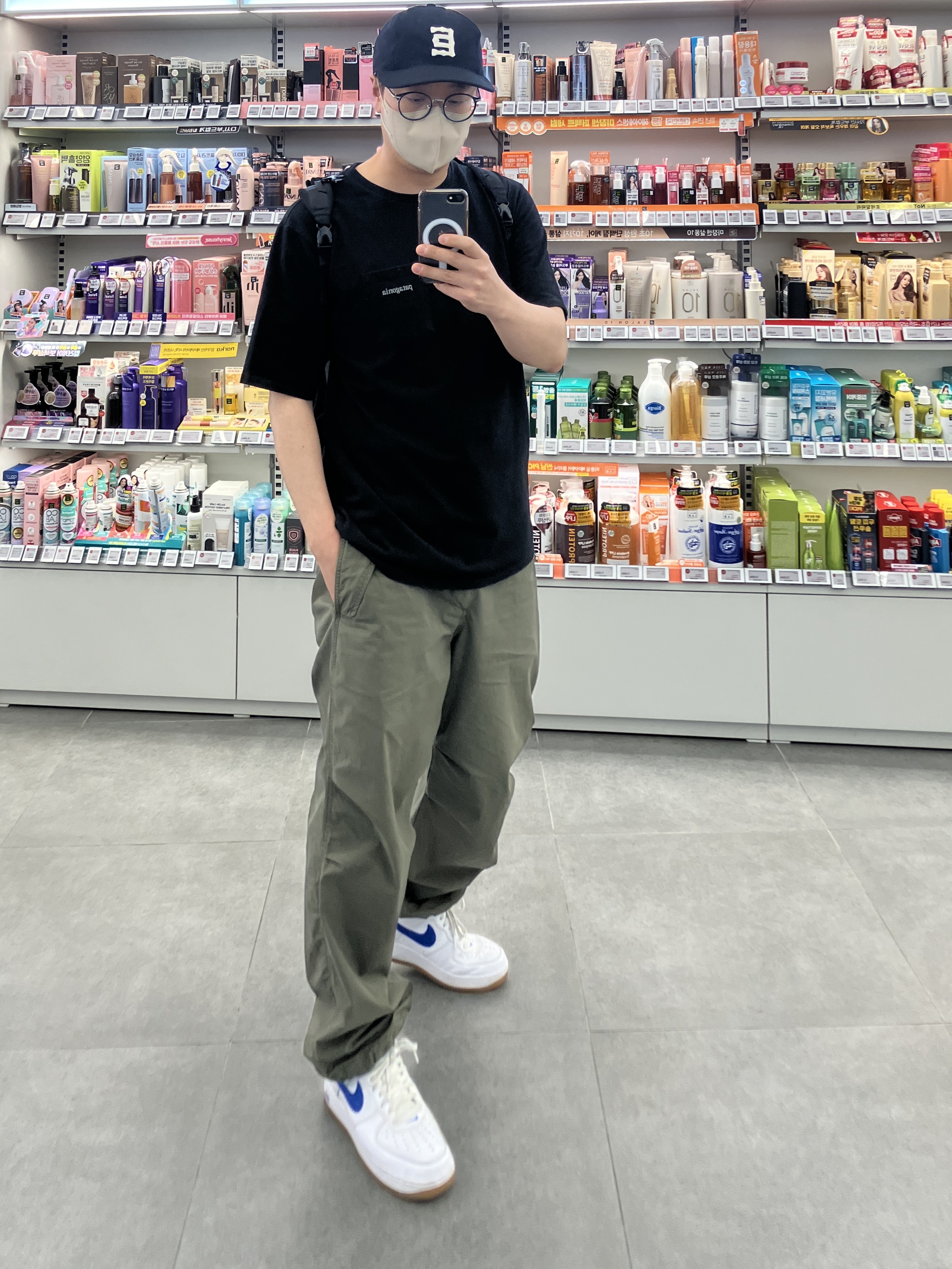Nike Air Force 1 Low Retro Color of the Month Varsity Royal, Patagonia P-6 Logo Responsibili-Tee S/S Black 착용 스타일