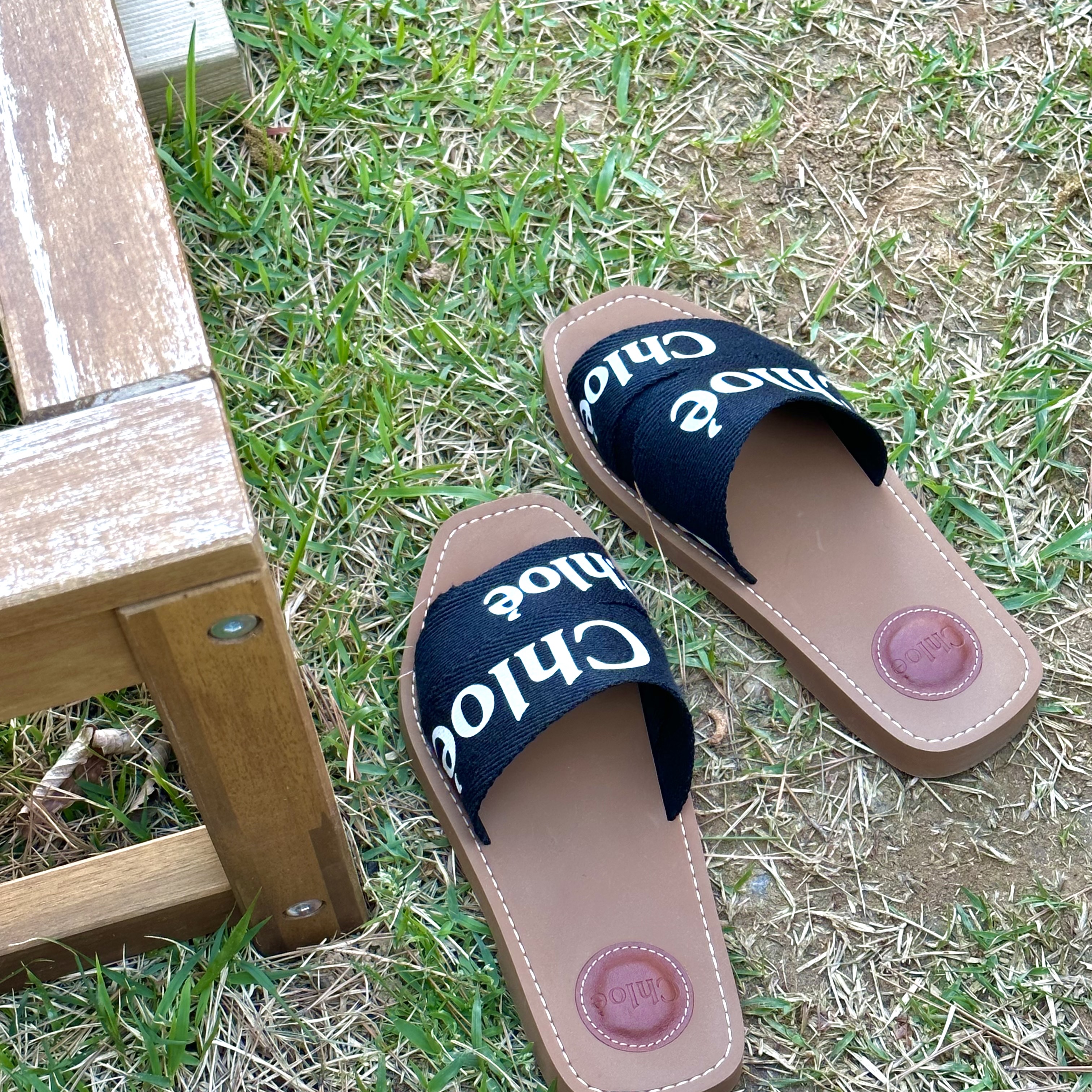 (W) Chloe Woody Flat Mule Black 착용 스타일
