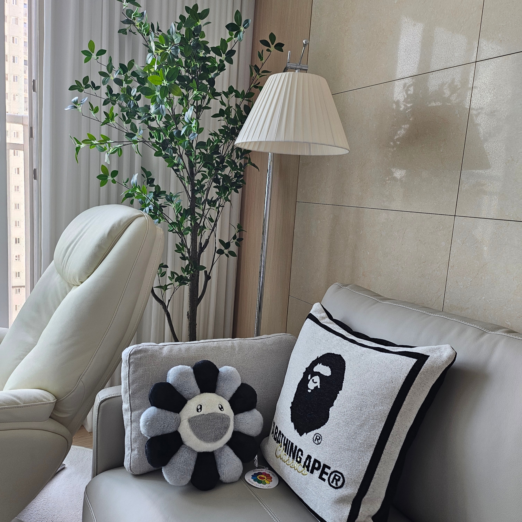 Kaikai Kiki Flower Cushion 30cm Grey Black 착용 스타일