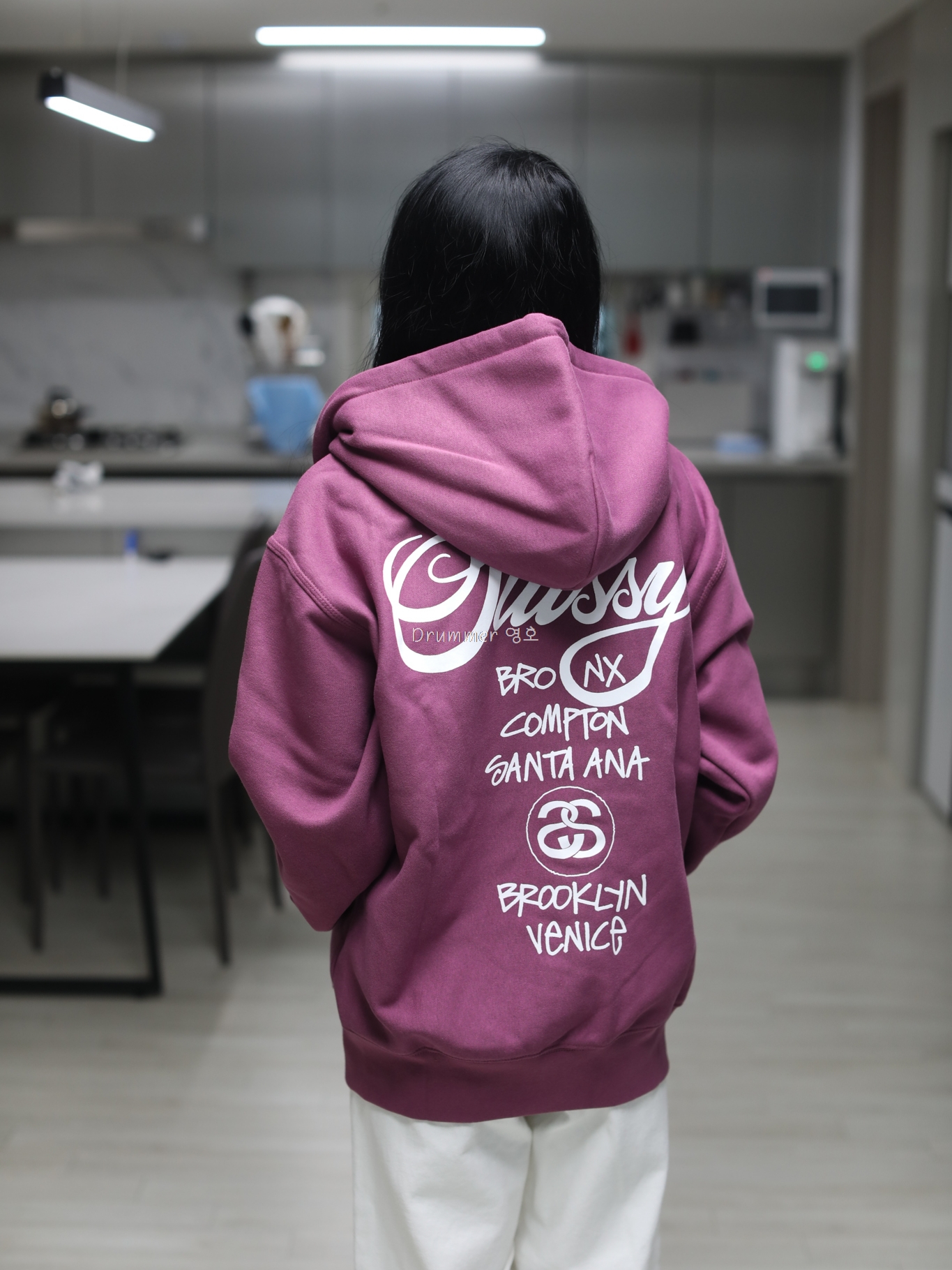 Stussy World Tour Zip Hoodie Berry 2024 착용 스타일