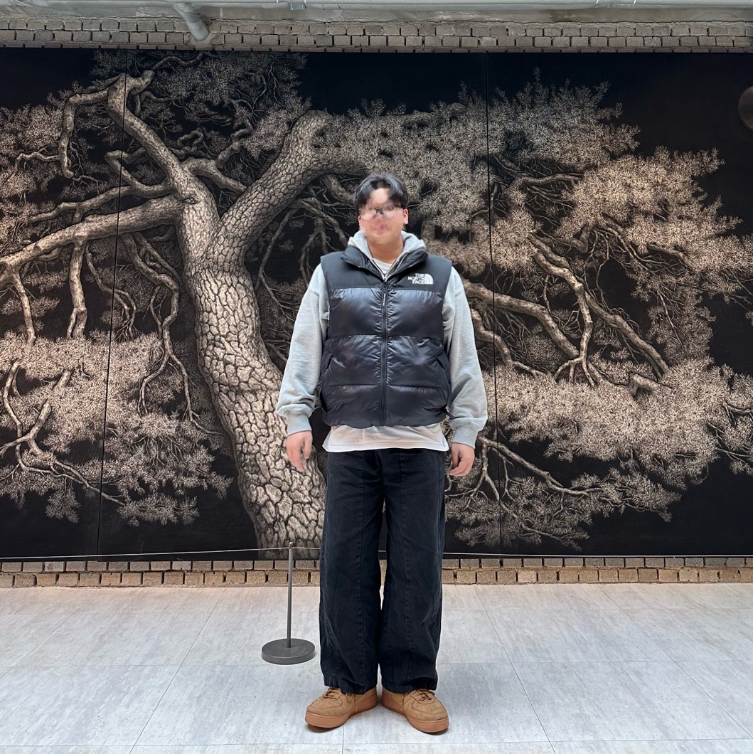 Nike Air Force 1 '07 WB Flax, The North Face Nuptse On Ball Vest Jet Black 착용 스타일 - 4
