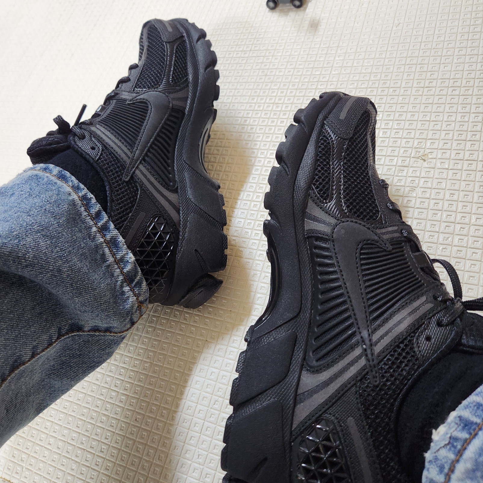 Nike Zoom Vomero 5 SP Black 착용 스타일 - 2