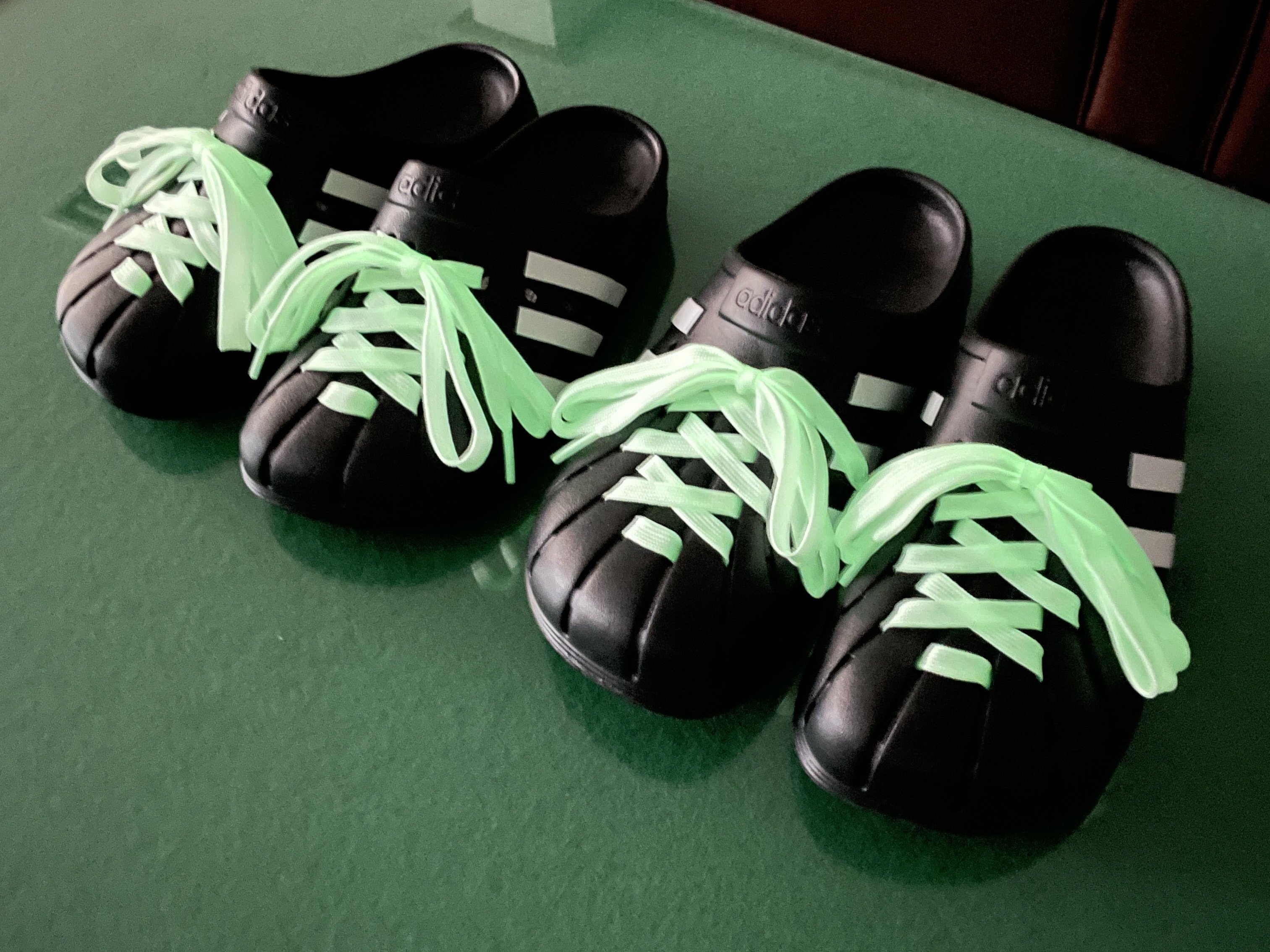 Adidas Adilette Clog Black White 착용 스타일 - 3