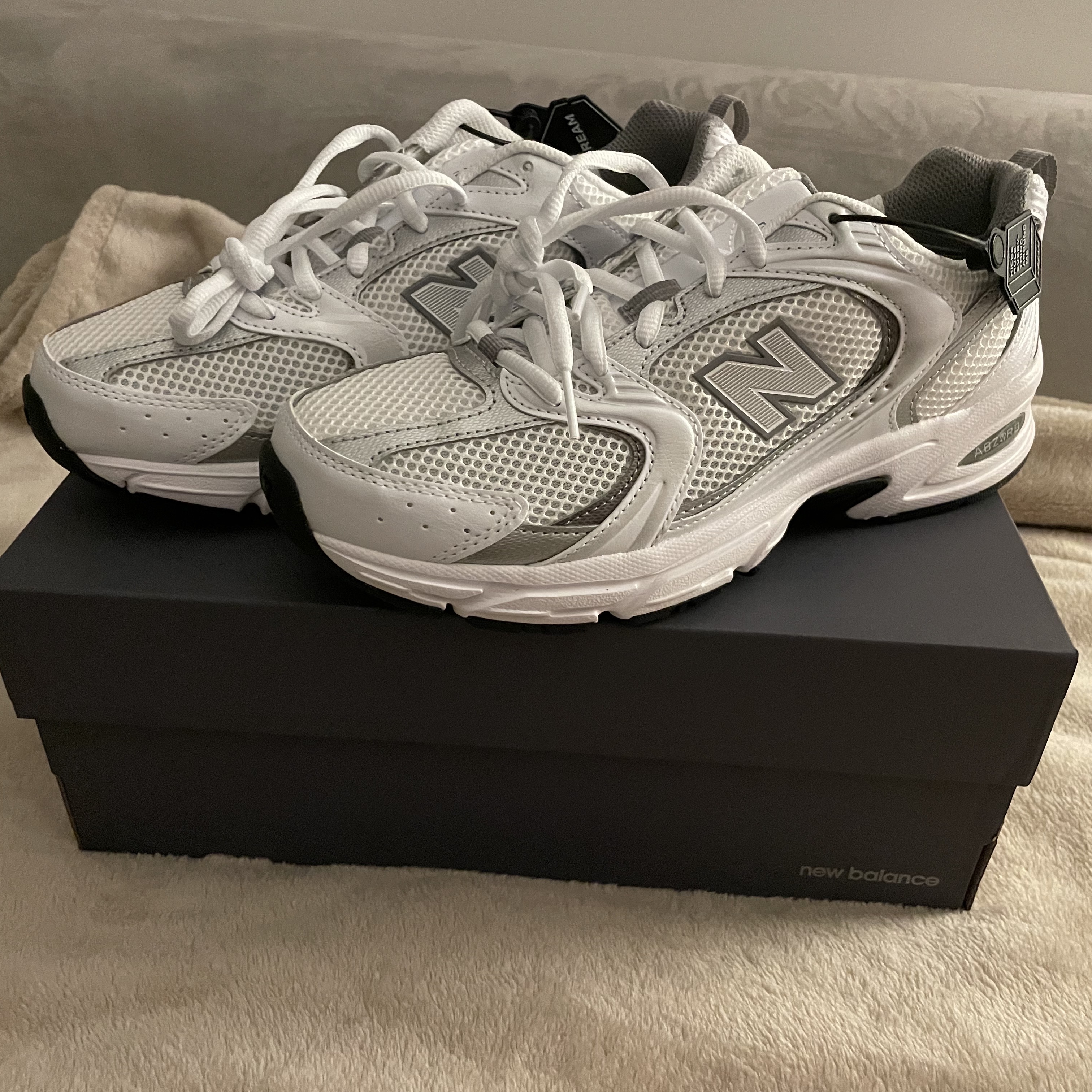 New Balance 530 White Silver 착용 스타일 - 1