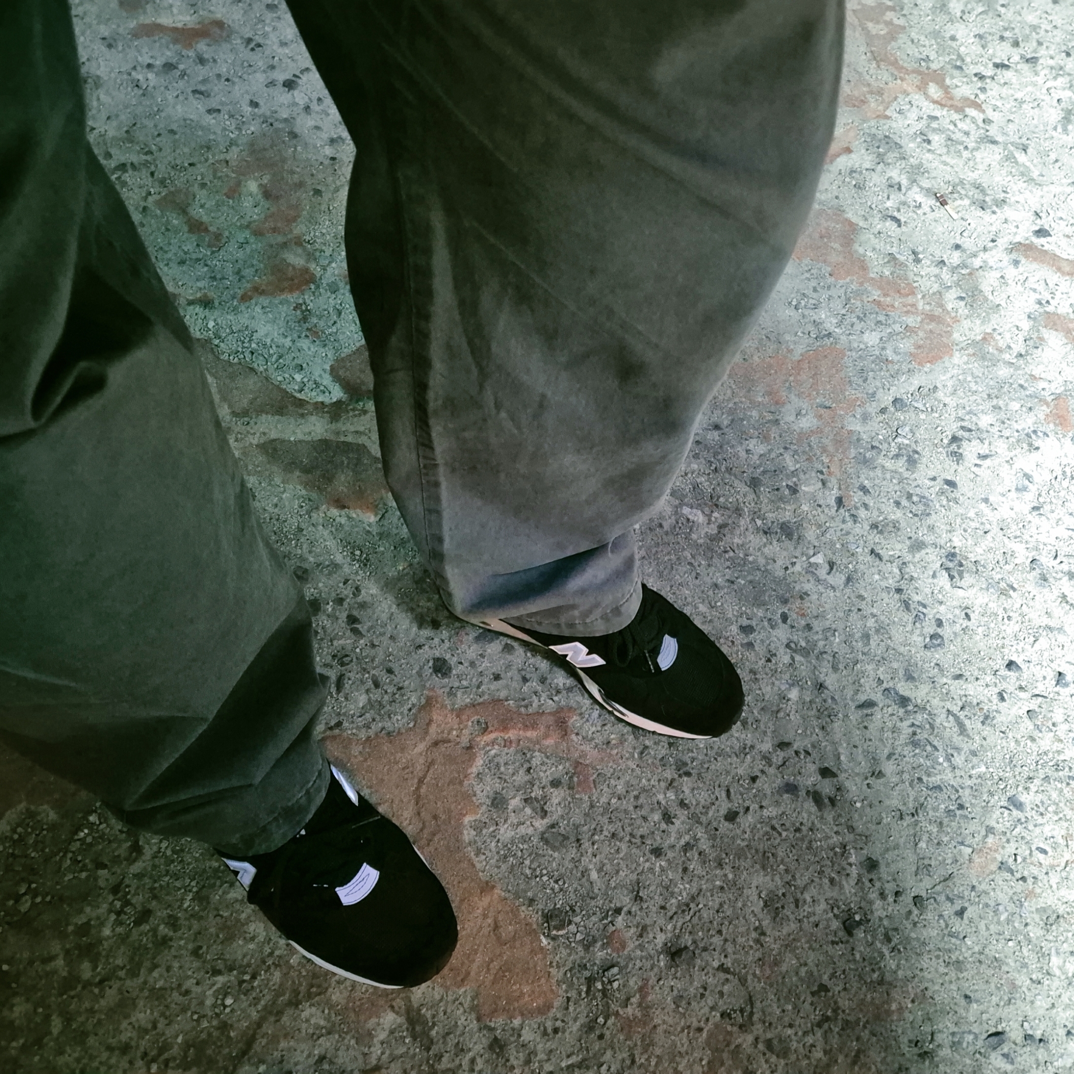 New Balance 991 Made in UK Black Silver 착용 스타일 - 1