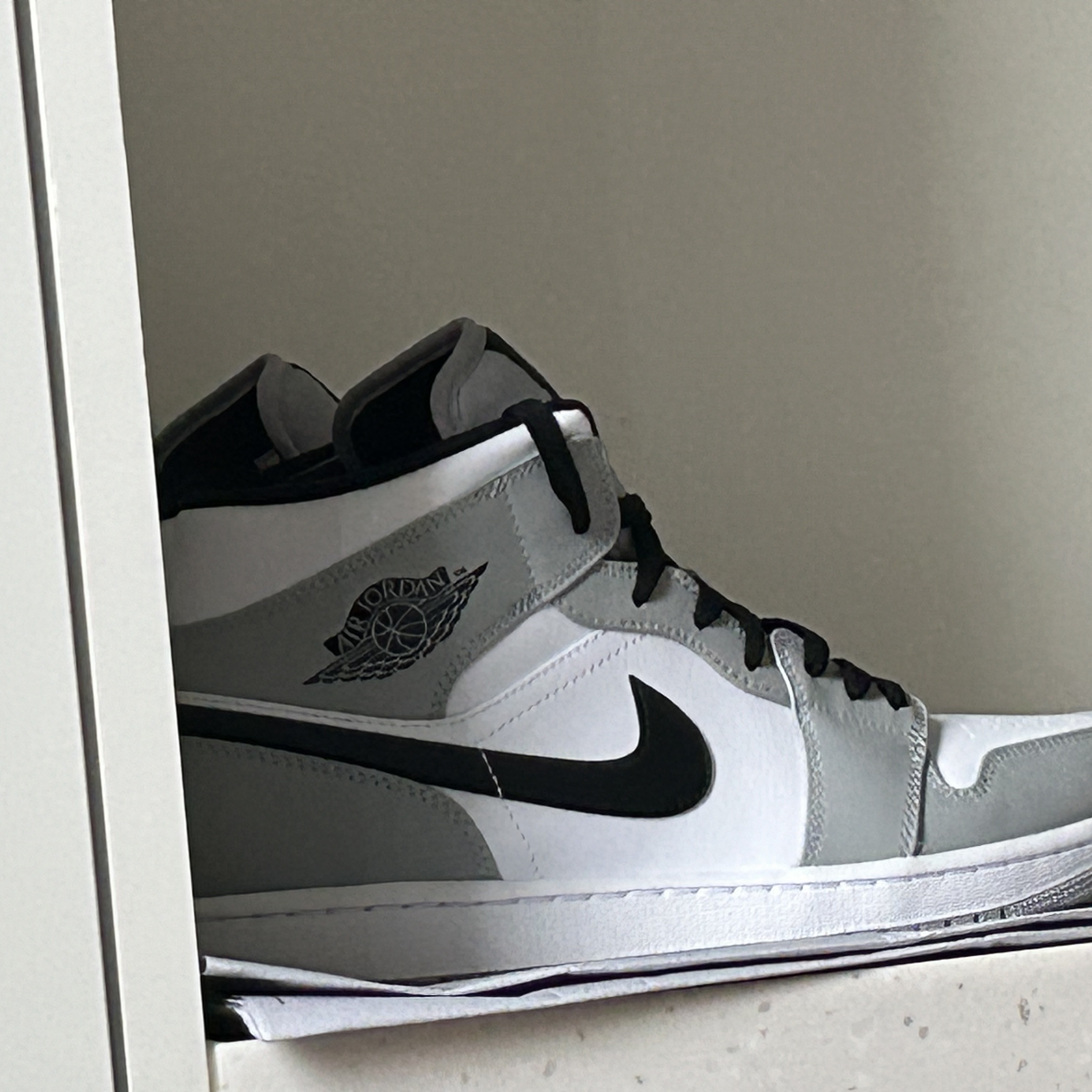Jordan 1 Mid Light Smoke Grey 착용 스타일