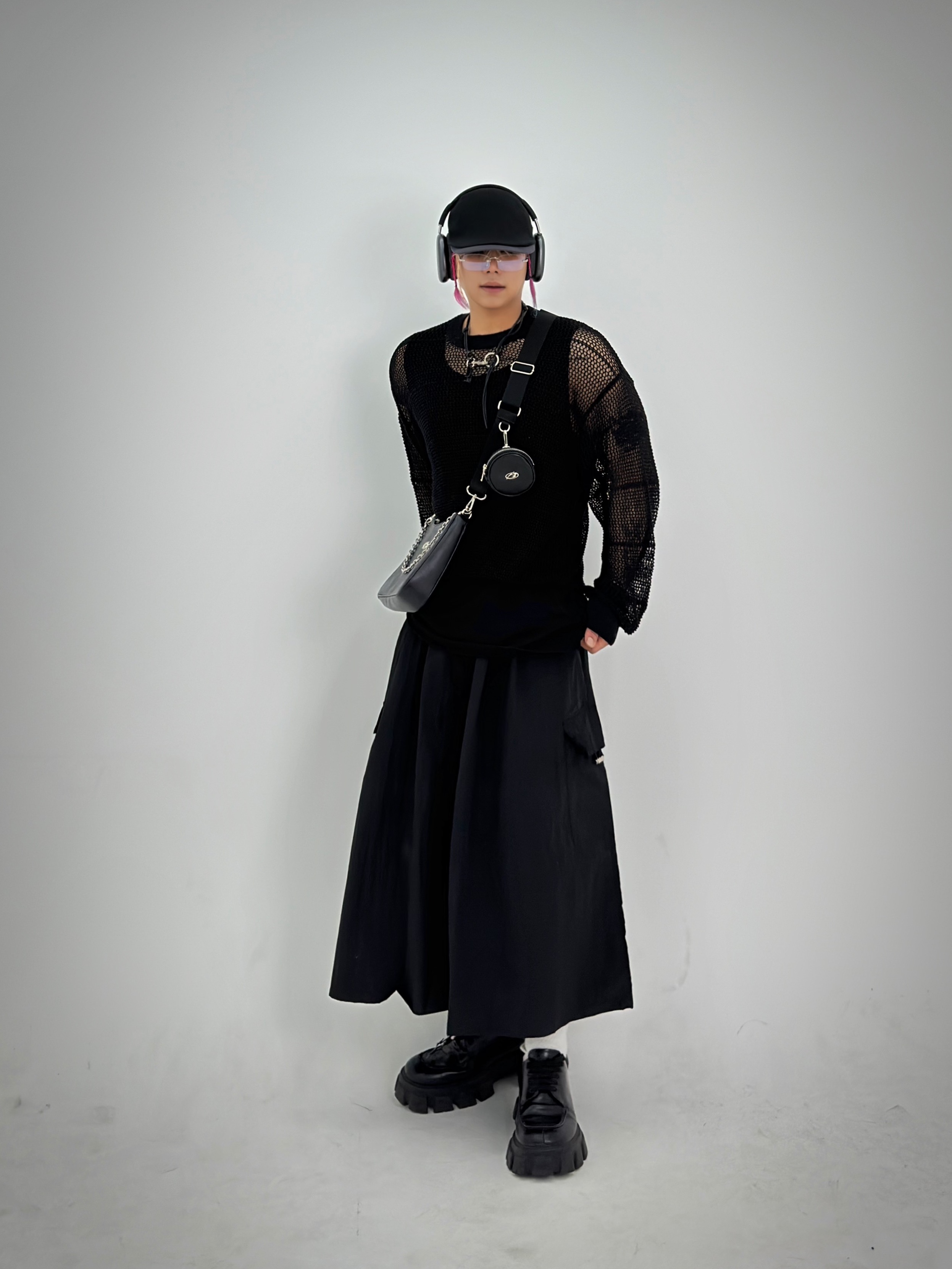 Prada Monolith Brushed Leather Lace-Up Shoes Black, Apple AirPods Max Lightning Space Gray (Korean Ver.) 착용 스타일 - 5