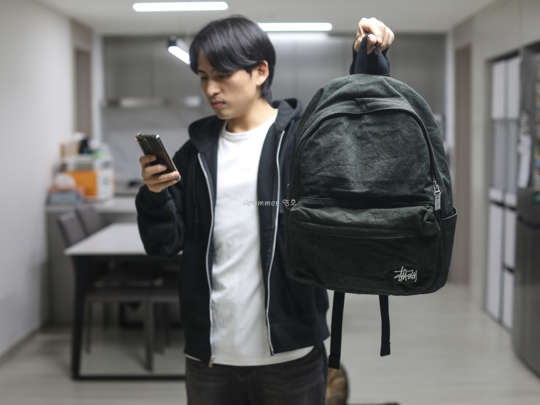 Stussy Canvas Backpack Washed Black 착용 스타일 - 1