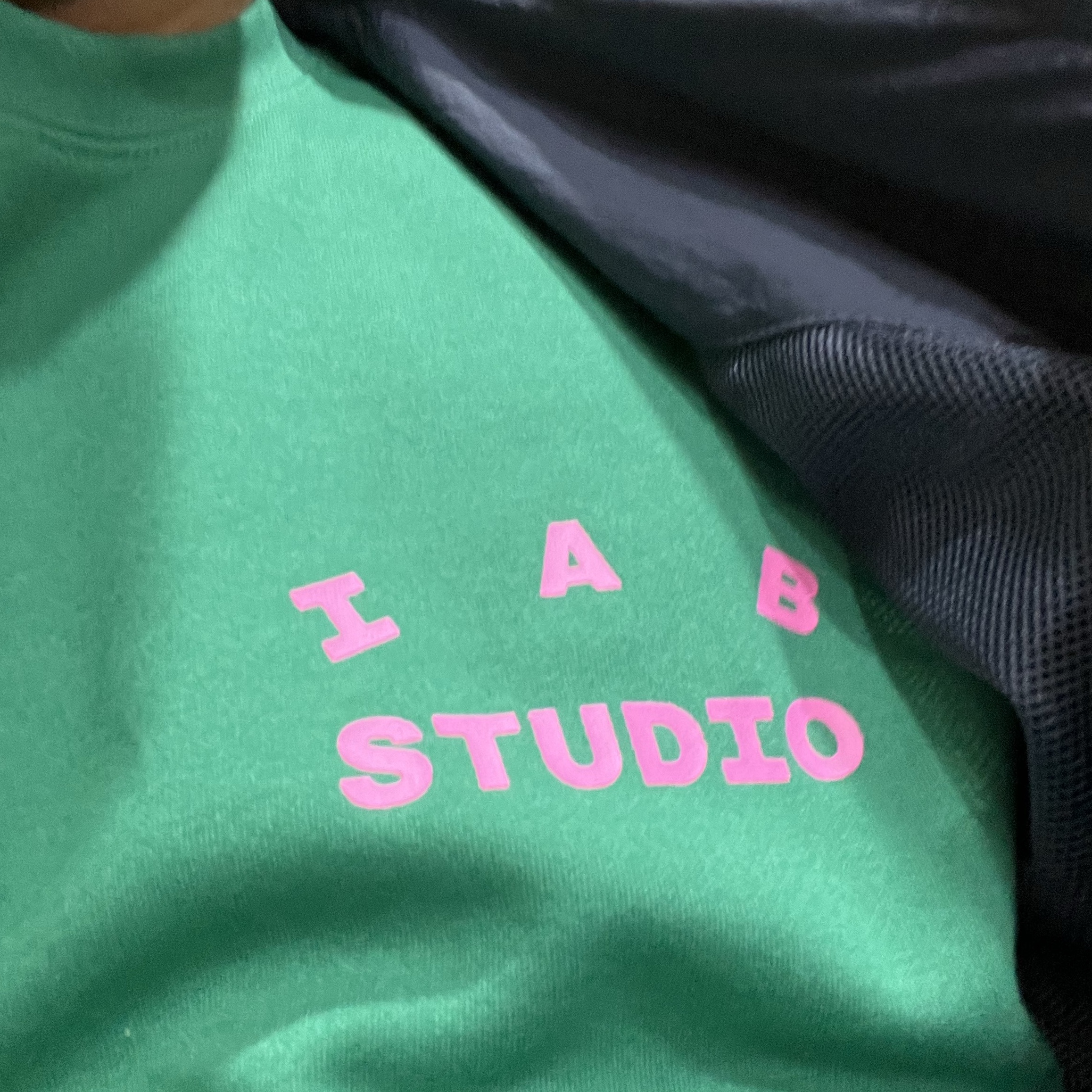 IAB Studio T-Shirt Green Pink 착용 스타일