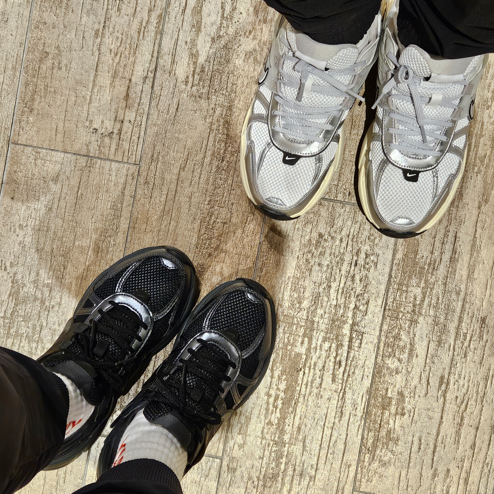 Nike V2K Run Summit White Metallic Silver, Nike V2K Run Black Anthracite 착용 스타일